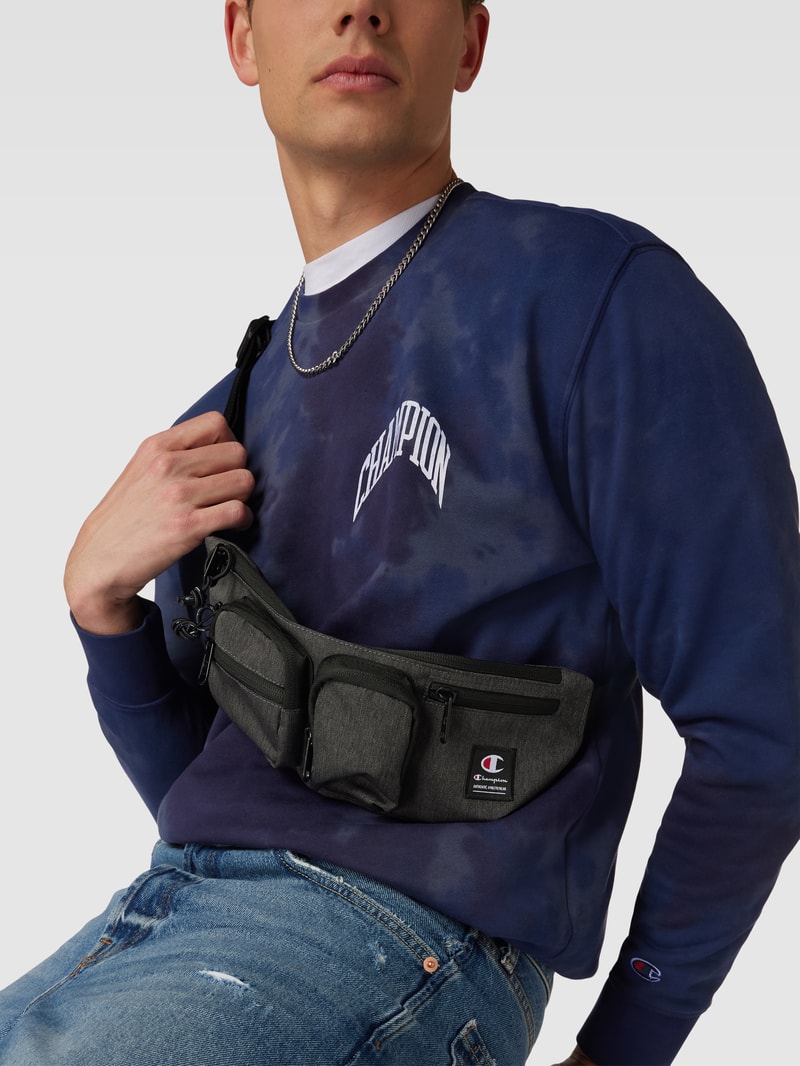 Bauchtasche mit Label-Patch in schwarz
