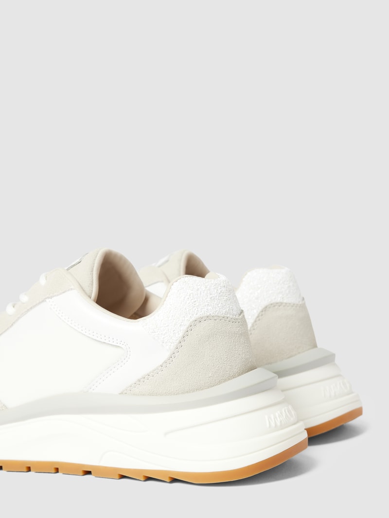 Sneaker mit Label-Patch in weiß