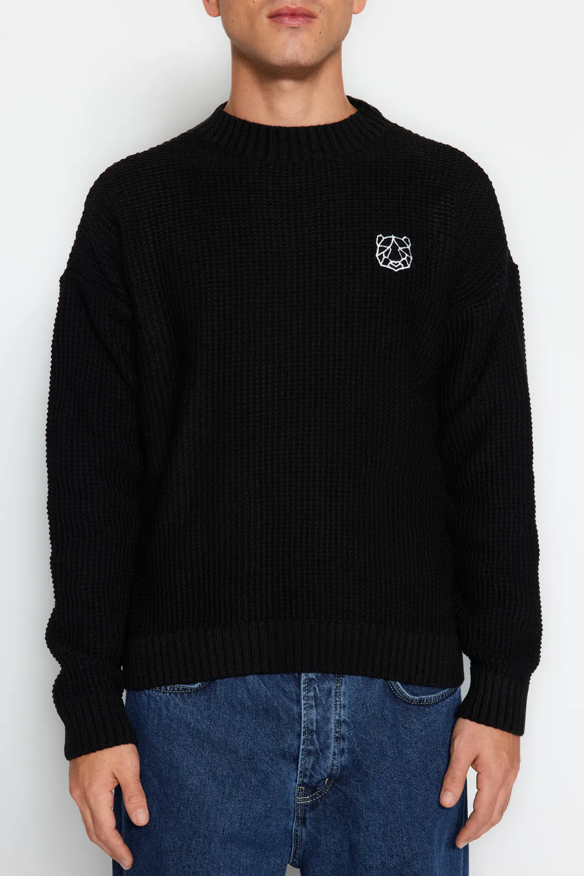 Trendyol Collection  Schwarzer Strickpullover mit Rundhalsausschnitt und bestickter Oversize-Passform, weiter Passform TMNAW24KZ00032