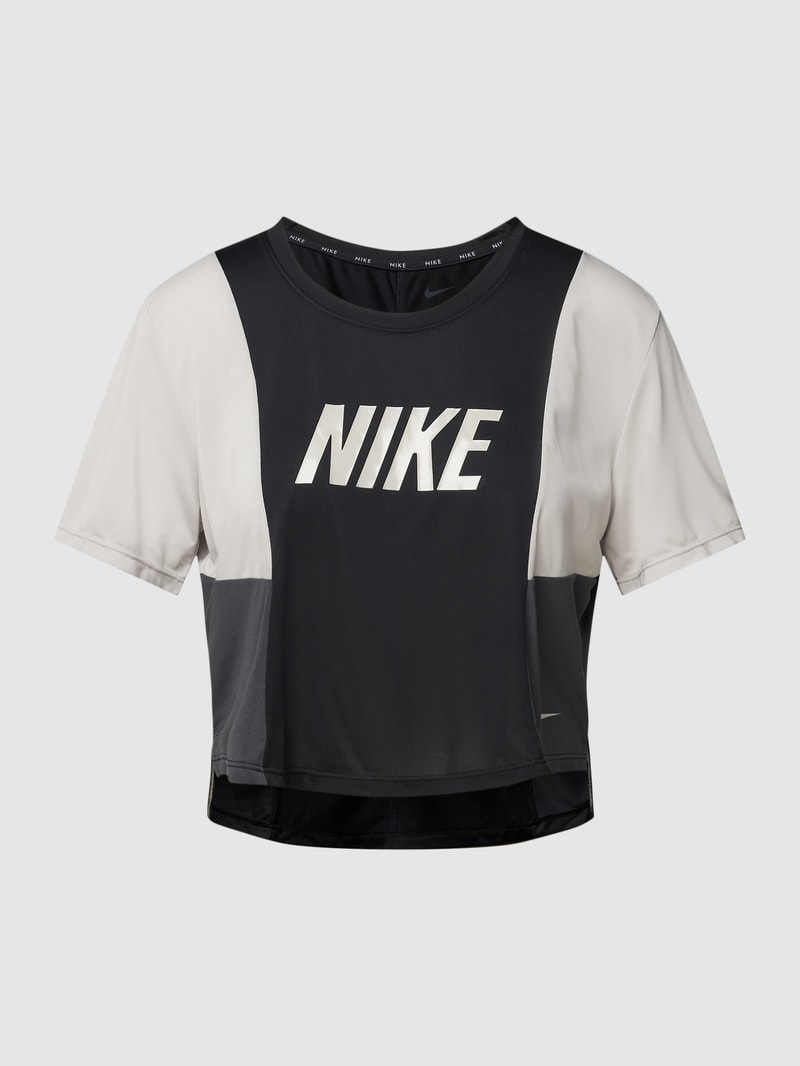 Cropped T-Shirt mit Rundhalsausschnitt in schwarz