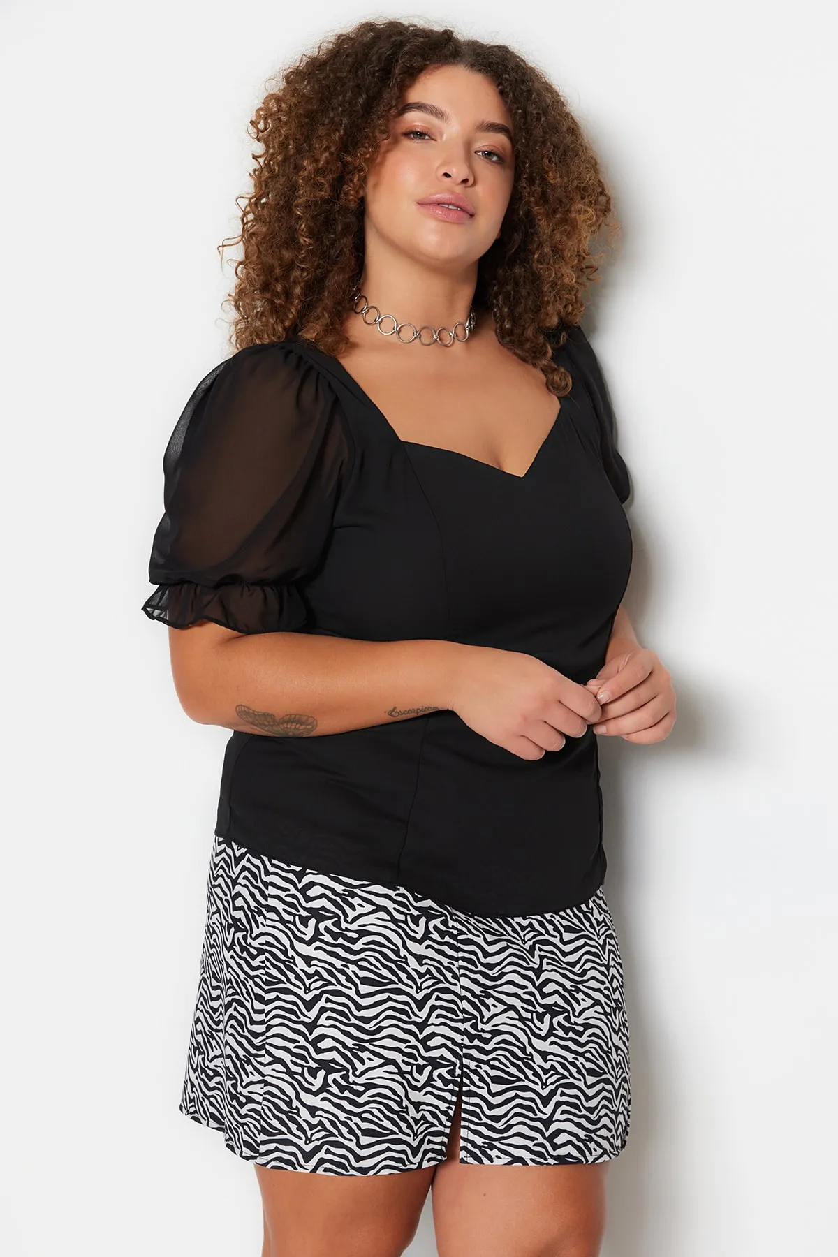 Trendyol Curve  Schwarze Chiffonbluse mit gewebten Ärmeln TBSSS23AH00089