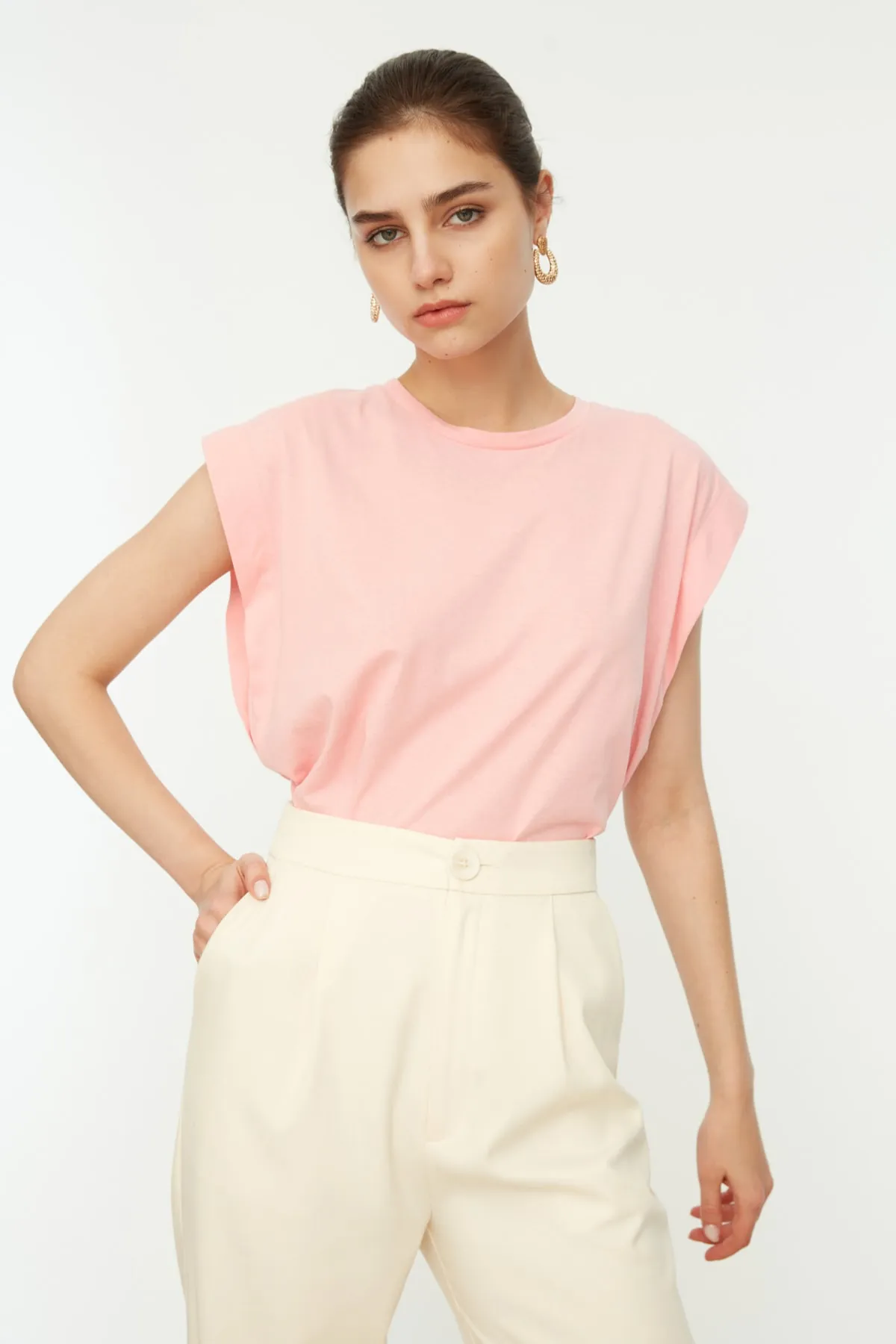 Trendyol Collection  Rosa Basic-Strick-T-Shirt mit Rundhalsausschnitt aus 100 % Baumwollwatte TWOSS20TS0021