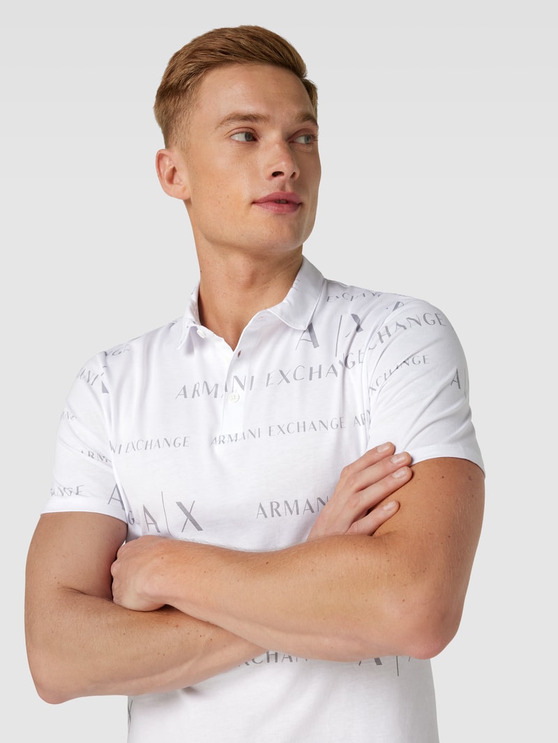 Poloshirt mit Allover-Label-Muster in weiß