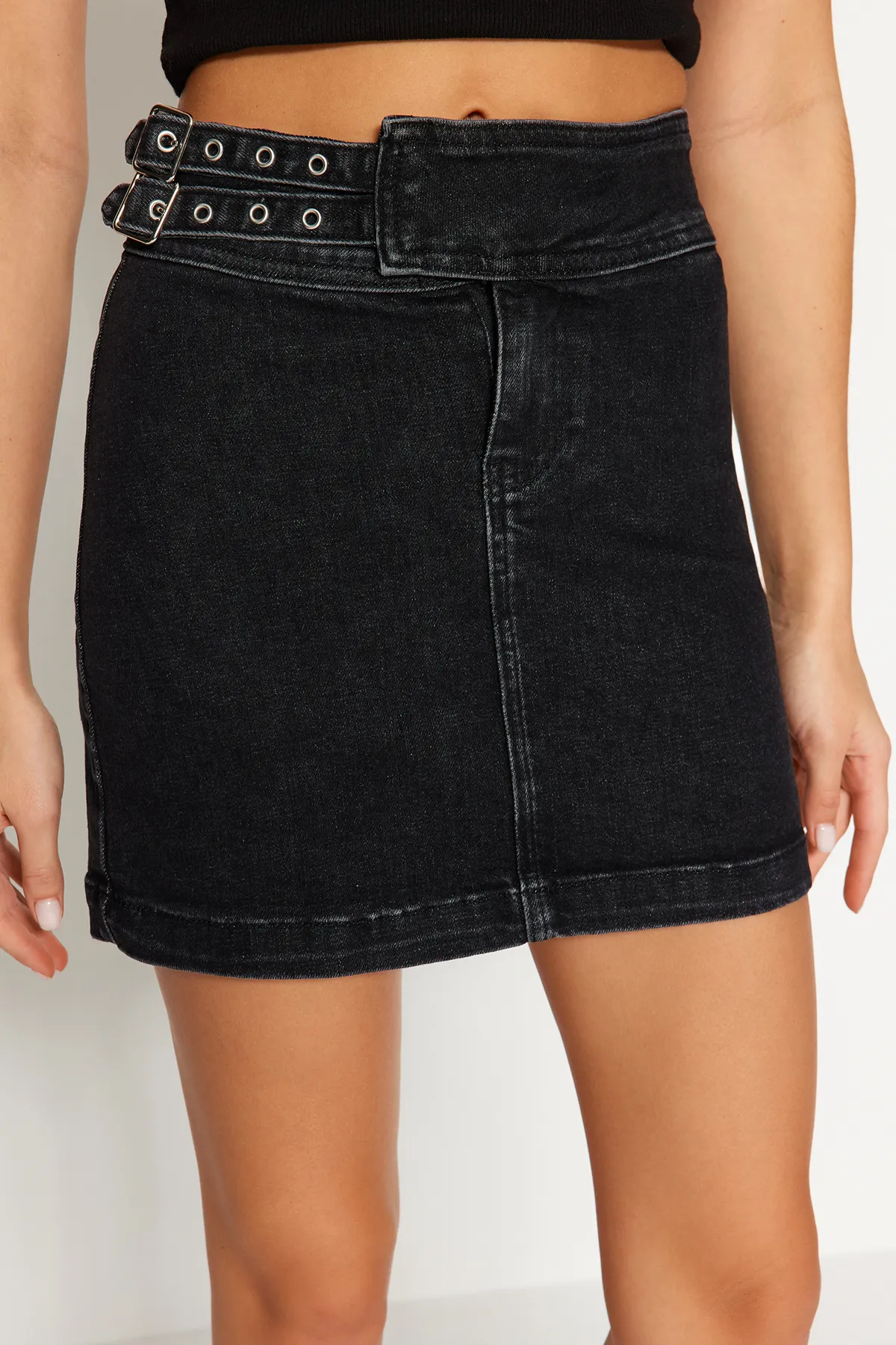 Trendyol Collection  Schwarzer Mini-Jeansrock mit normaler Taille und detailliertem Accessoire TWOSS24ET00013
