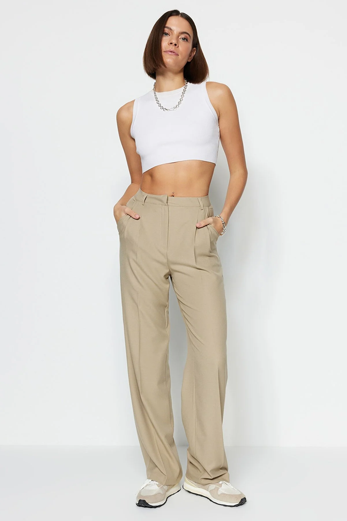 Trendyol Collection  Limited Edition – gerade/gerade geschnittene, plissierte Webhose in Nerzfarben TWOAW23PL00401