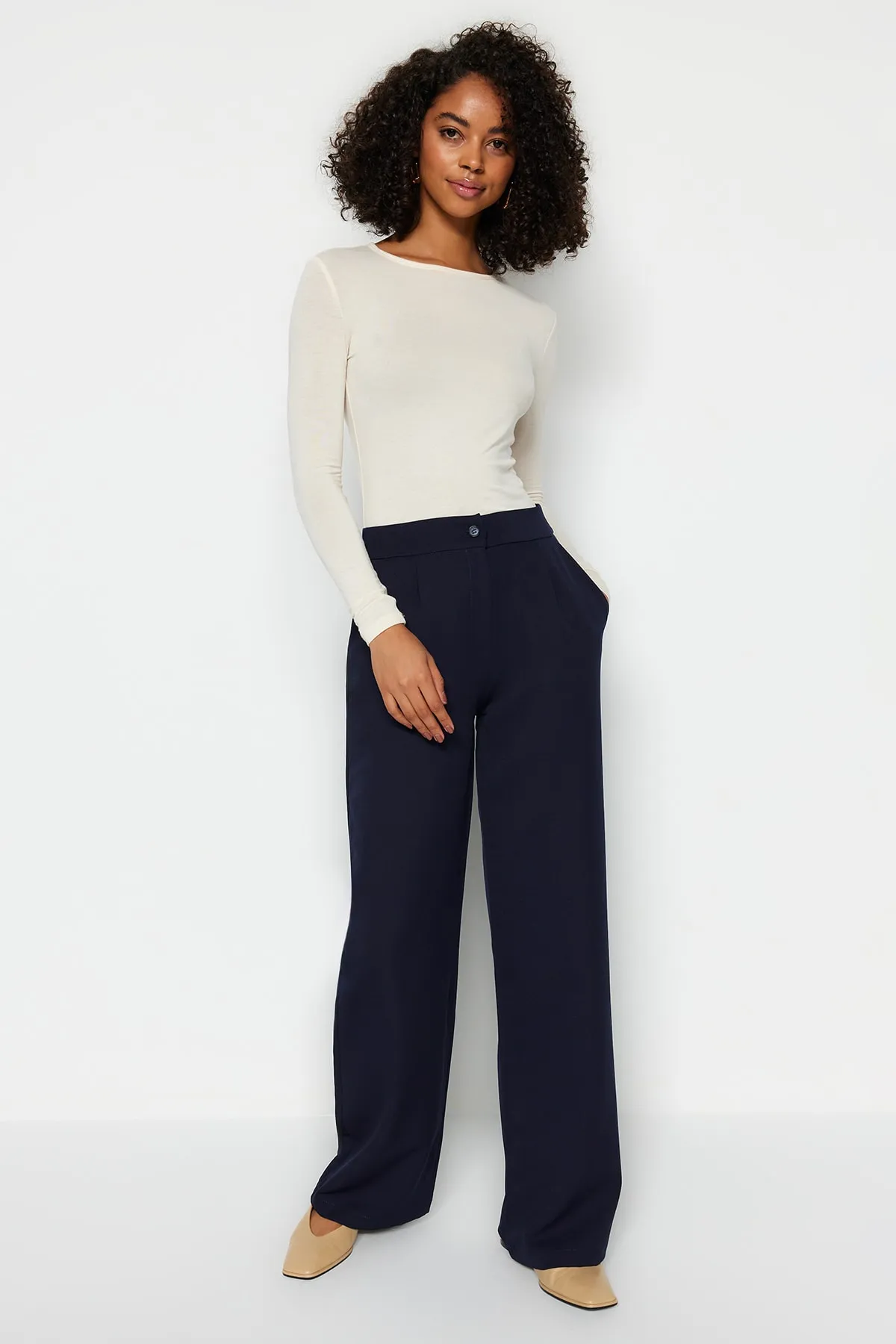 Trendyol Collection  Marineblaue Hose mit weitem Bein TWOAW22PL0139