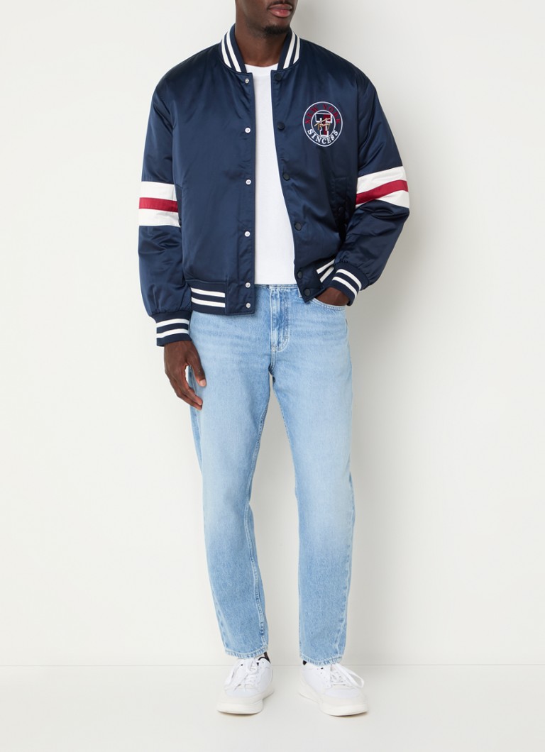 Jeansy Tommy Hilfiger Isaac z prostą nogawką, wykonane z pranej bawełny organicznej.