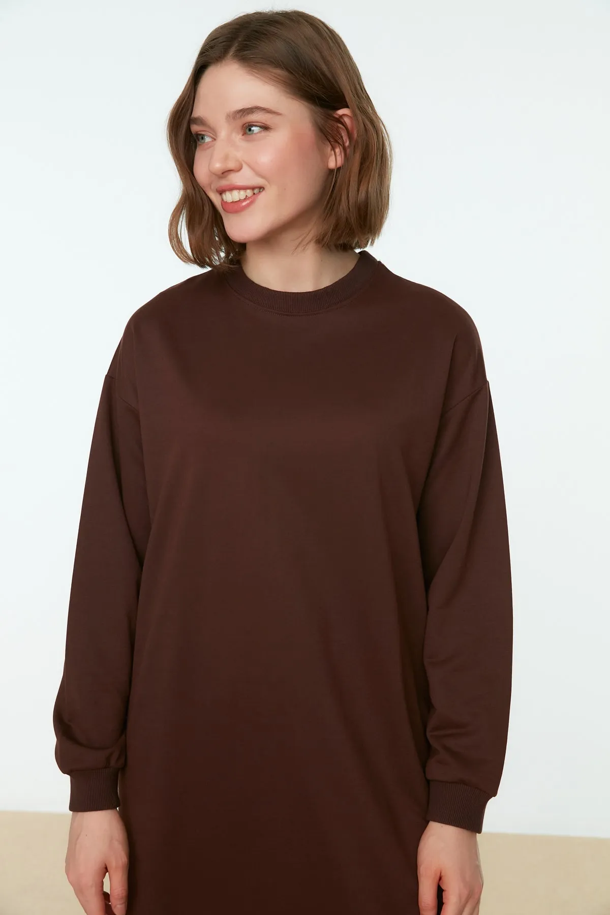 Trendyol Modest  Braunes Strickkleid mit Rundhalsrock und Volant TCTSS22EB0219