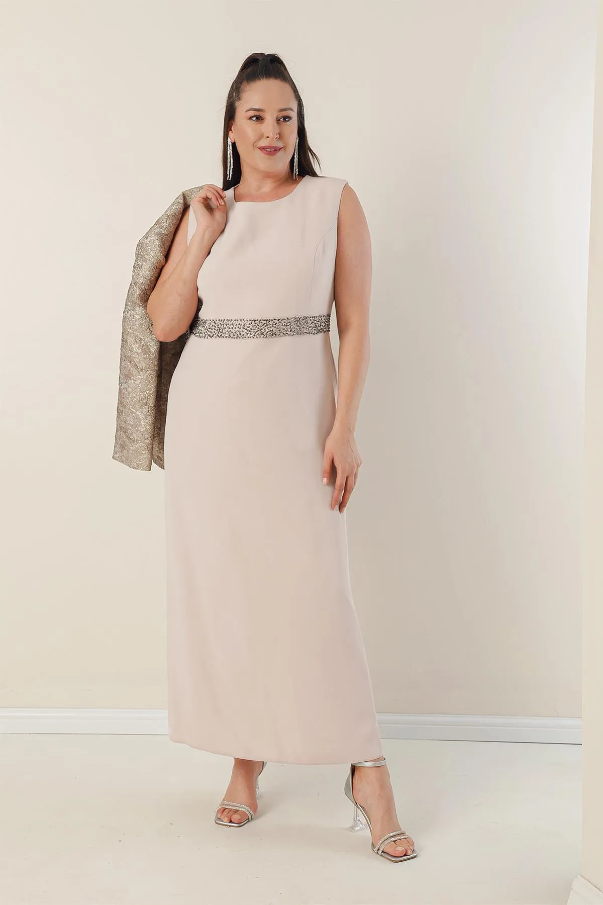 By Saygı  2-teiliges Set aus ärmellosem, langem Kreppkleid mit perlenbesetzter Taille, vorne, perlenbesetzter Jacquard-Jacke und gefüttertem Plus-Size-Set