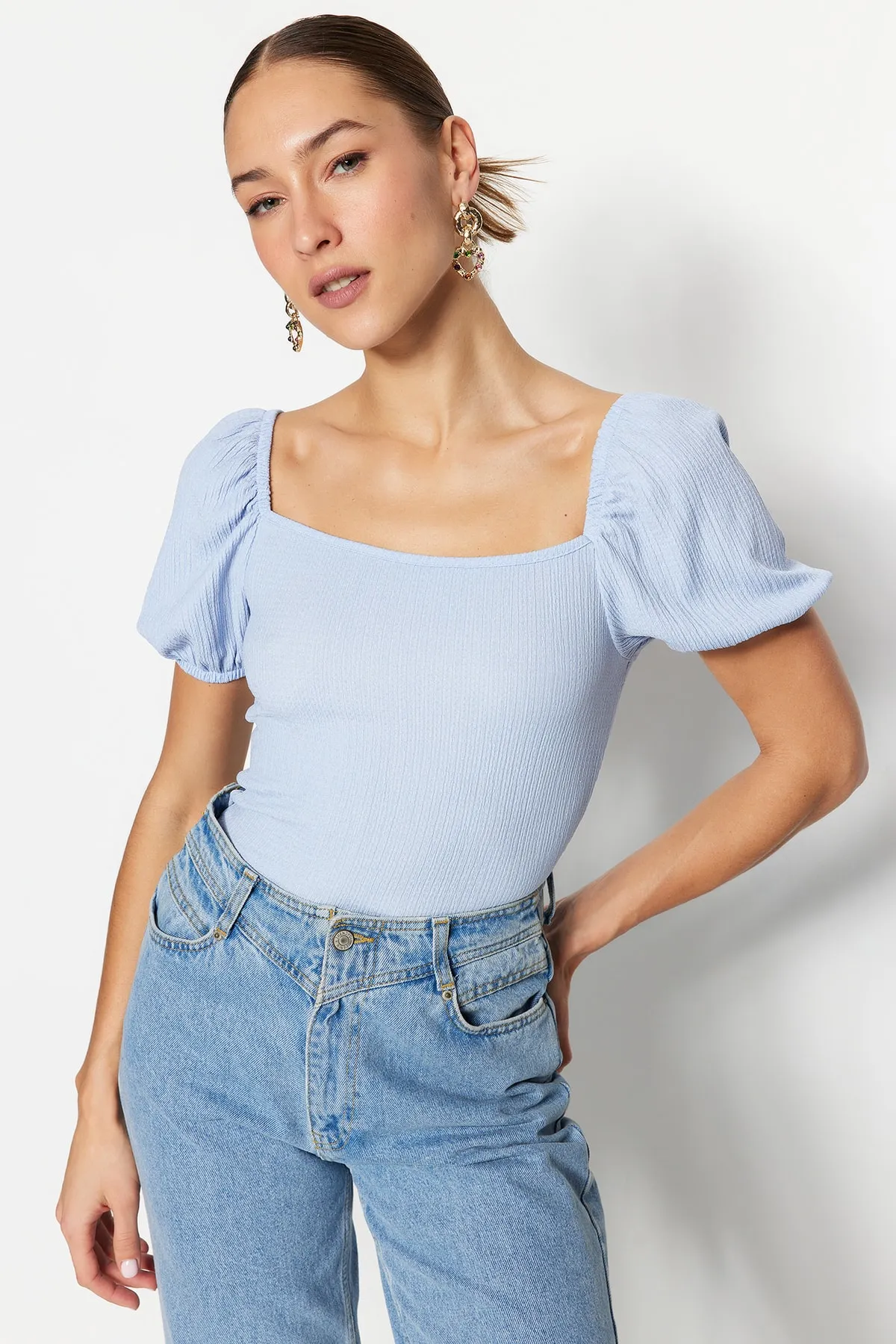 Trendyol Collection  Hellblaue, bauchfreie, eng anliegende Pullover-Strickbluse mit quadratischem Ausschnitt und Ballonärmeln TWOSS22BZ00126