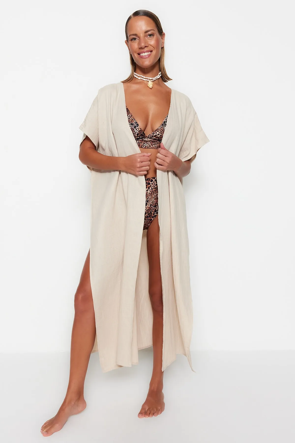 Trendyol Collection  Beigefarbener Maxi-Kimono und Kaftan aus gewebtem Musselin mit Gürtel und Schlitz aus 100 % Baumwolle TBESS23KM00019