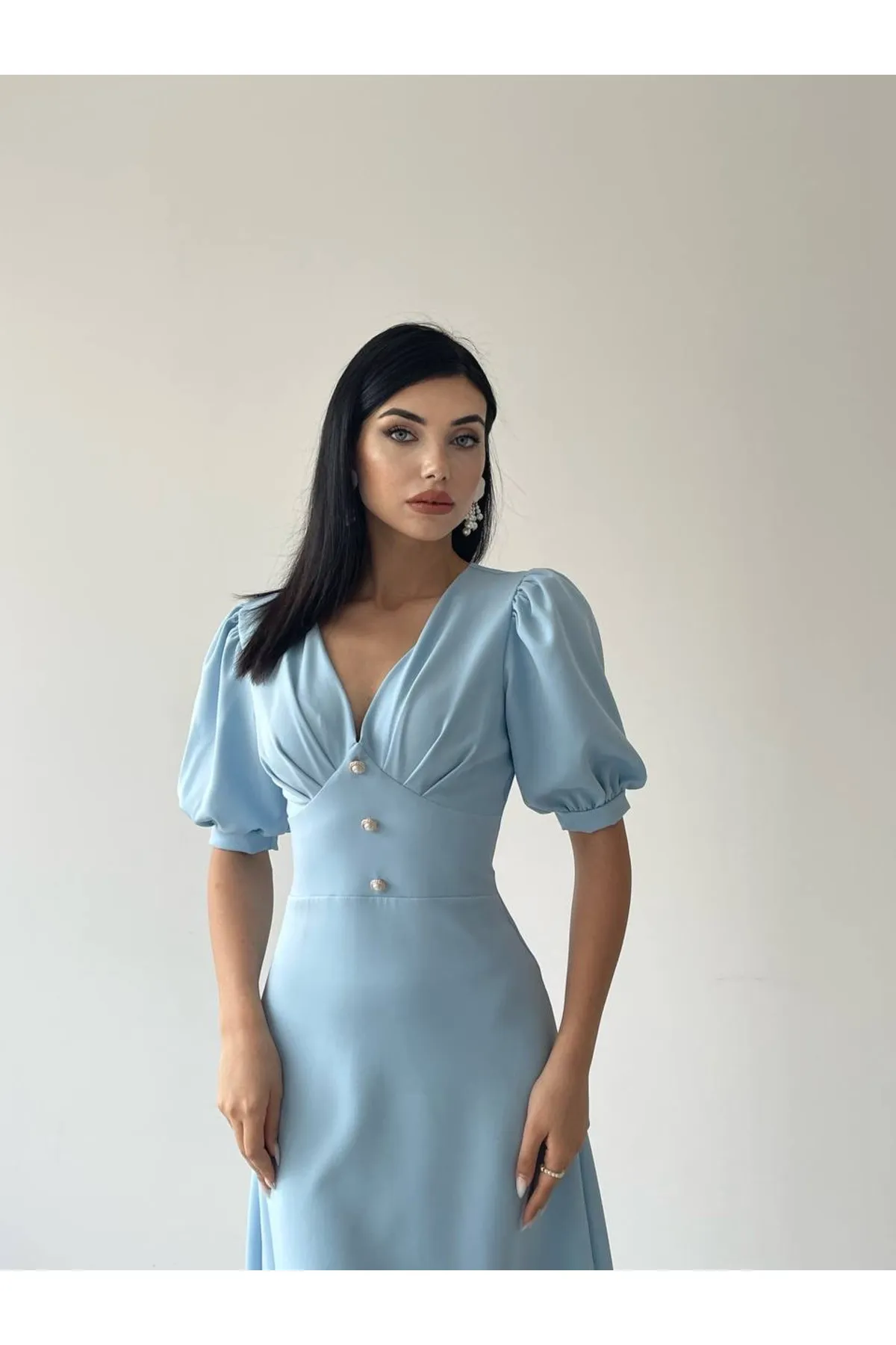 SONREİR  KLEID IN MIDI-LÄNGE MIT BALLONÄRMELN, KNOPFDETAILS VORNE