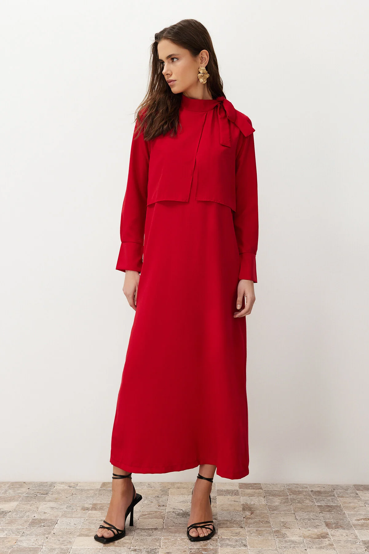 Trendyol Modest  Burgunderfarbenes, gürtelloses, ungefüttertes Hijab-Kleid aus Frotteeviskose mit schlichtem Webmuster TCTSS23EB00283