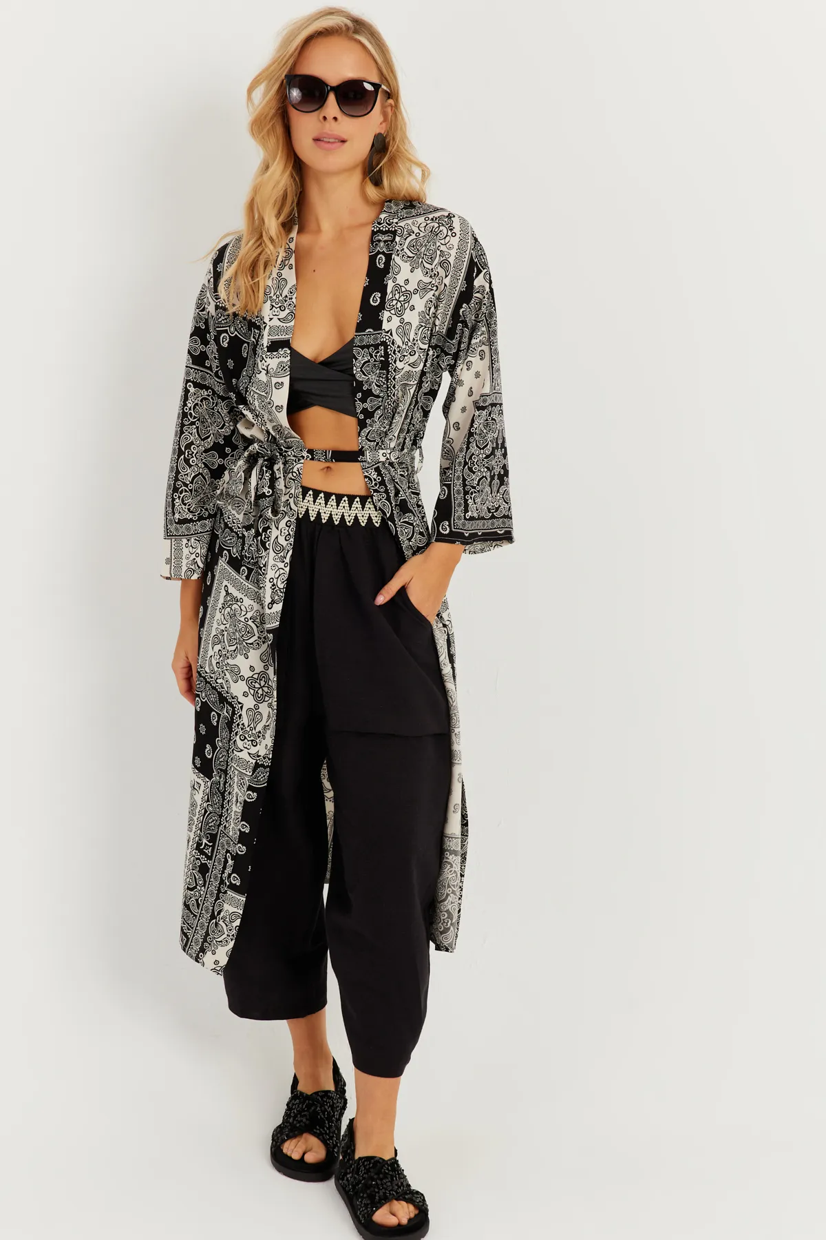Cool & Sexy  Schwarz-ecru gemusterter Kimono für Damen GÇ155