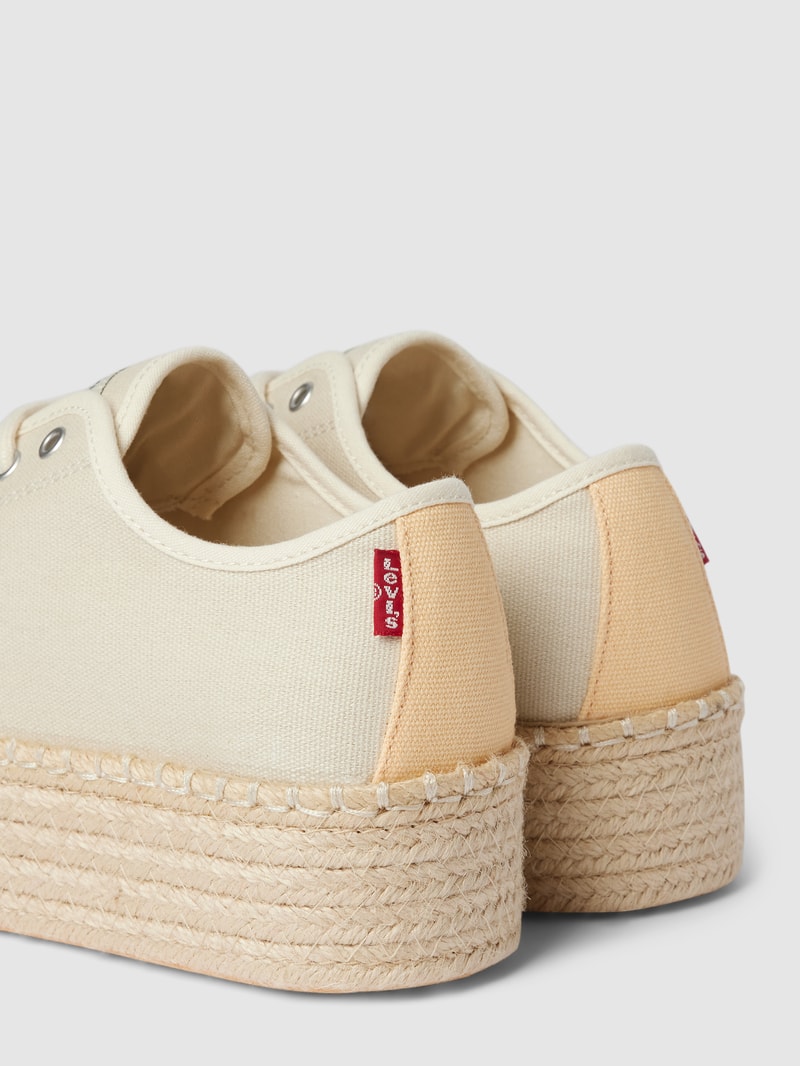 Plateau-Sneaker mit Label-Detail in weiß