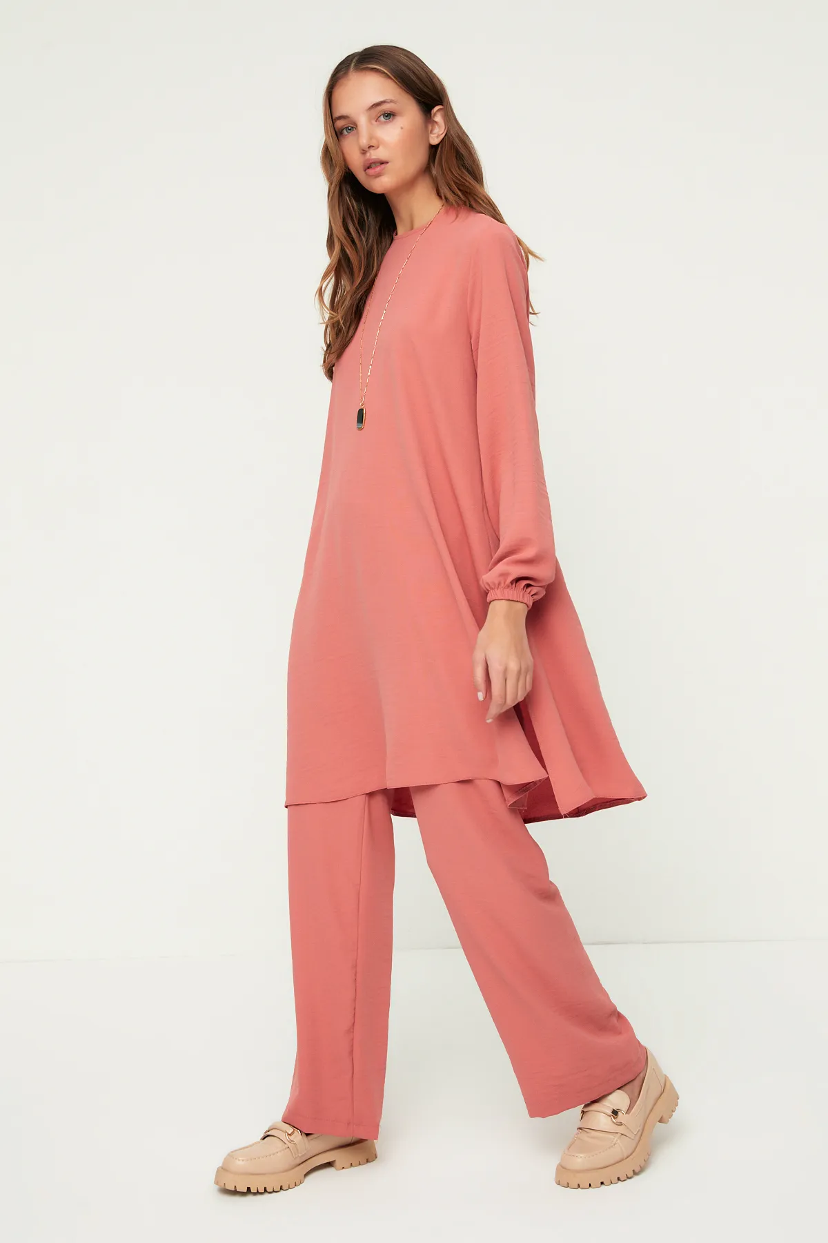 Trendyol Modest  Gewebtes Aerobin-Tunika-Hosen-Set mit elastischen Ärmeln und weitem Bein von Dried Rose TCTSS22US0023