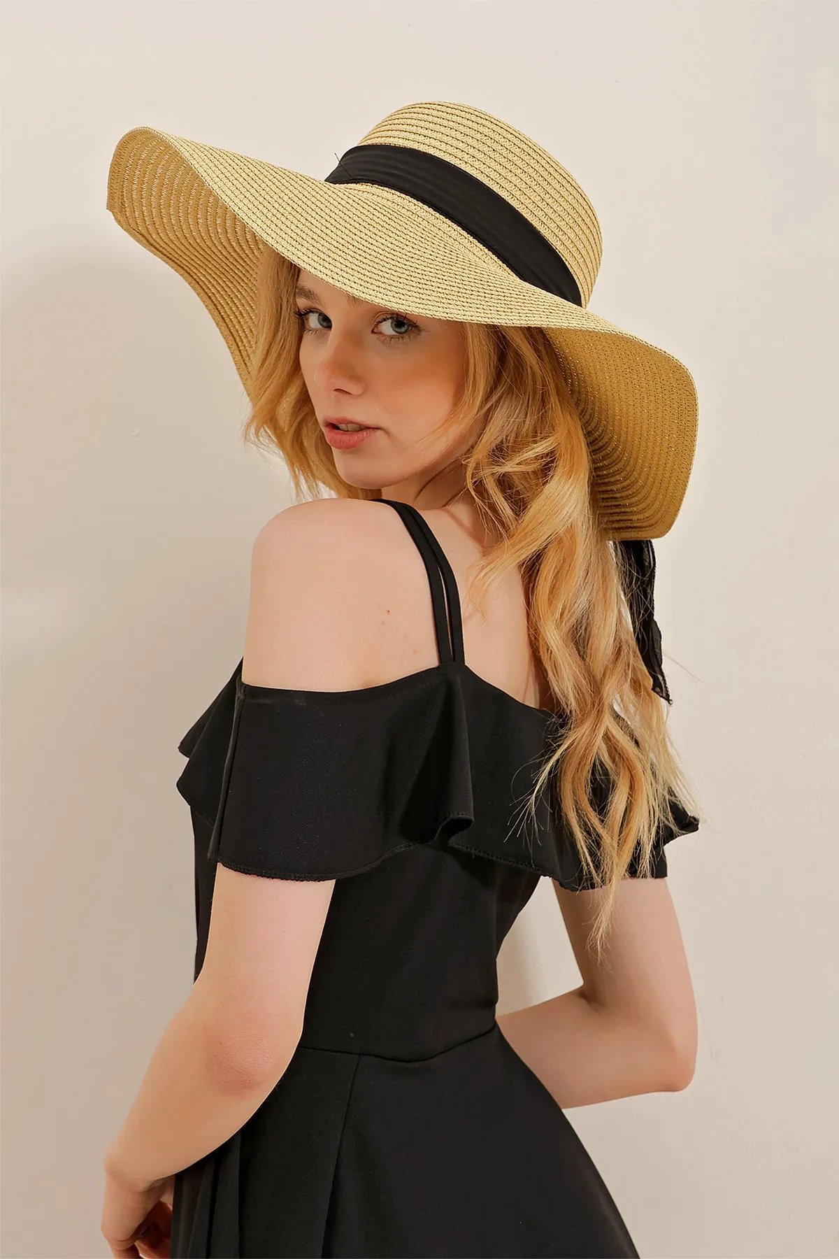 Trend Alaçatı Stili  Breiter Strohhut mit Schleife für Damen in Beige ALC-X10184