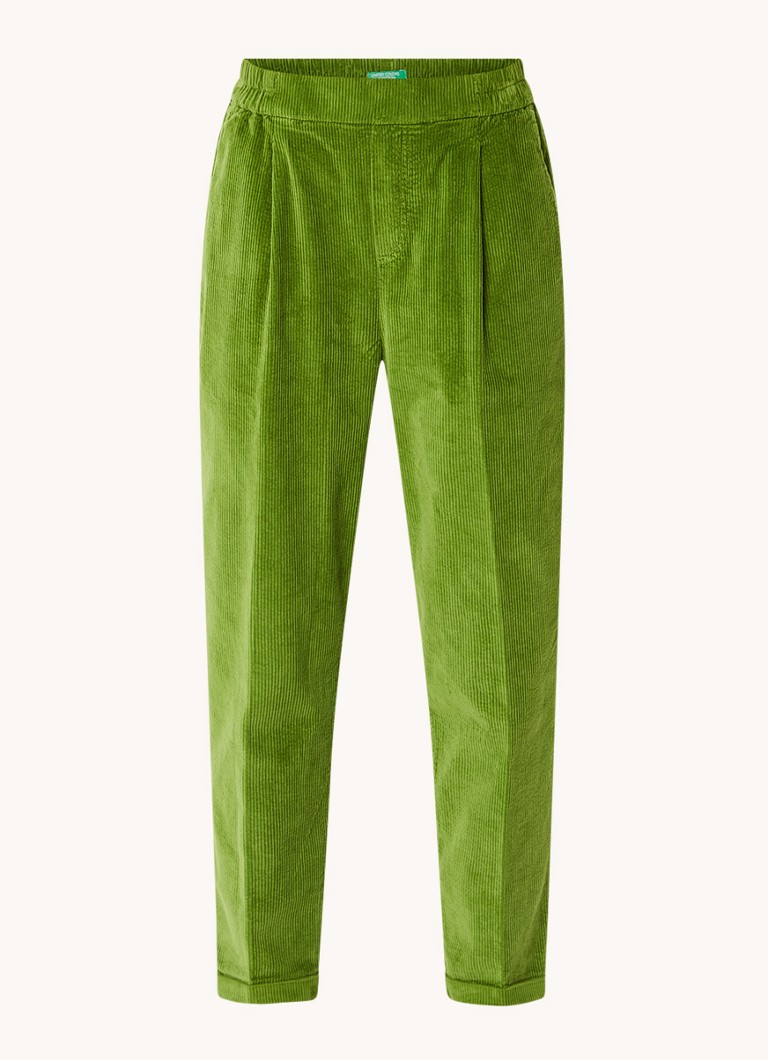 Pantaloni mulați din catifea reiată, cu talie înaltă și croială scurtă pe picior, de la Benetton.