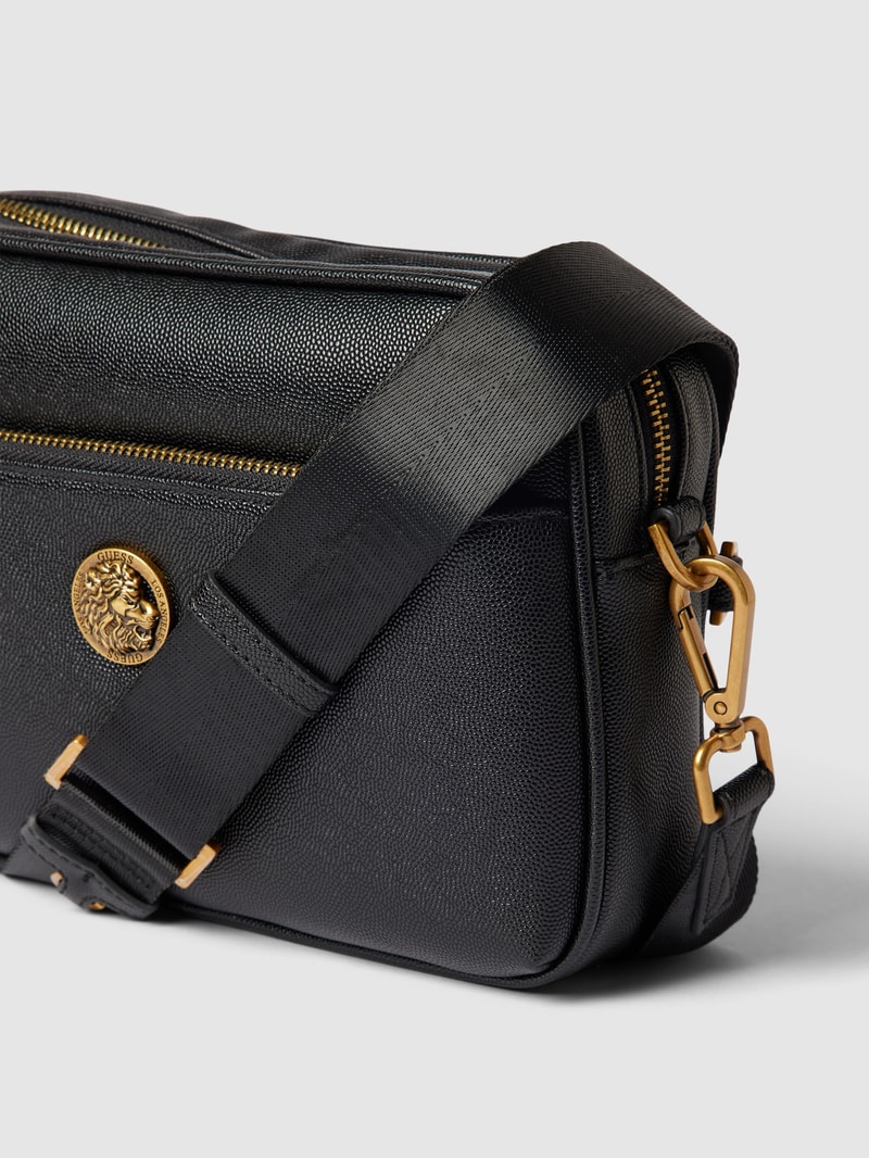 Umhängetasche mit Label-Applikation in metallic Modell 'KING' in schwarz