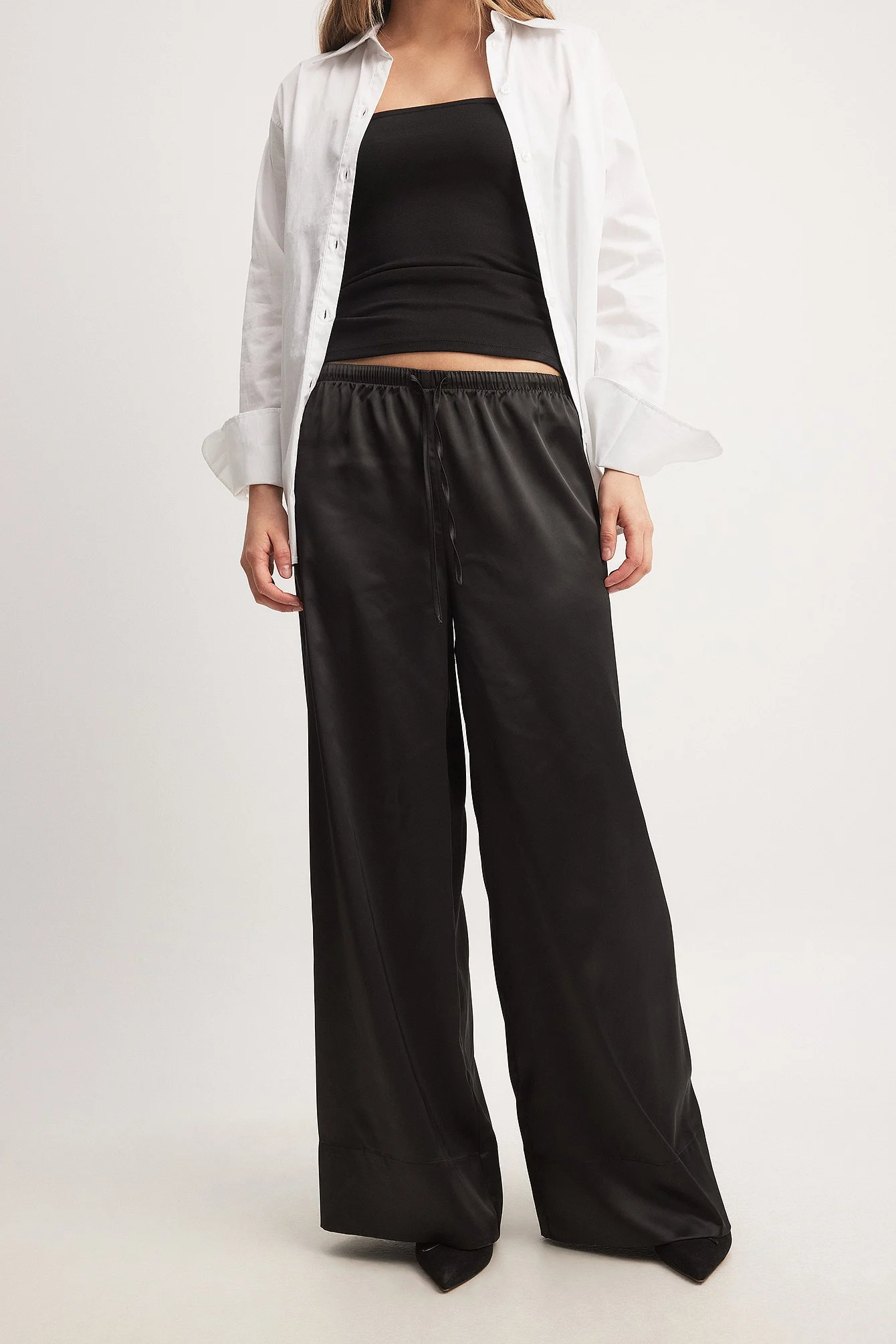 Satin-Hose mit elastischer Taille und mittelhohem Bund
