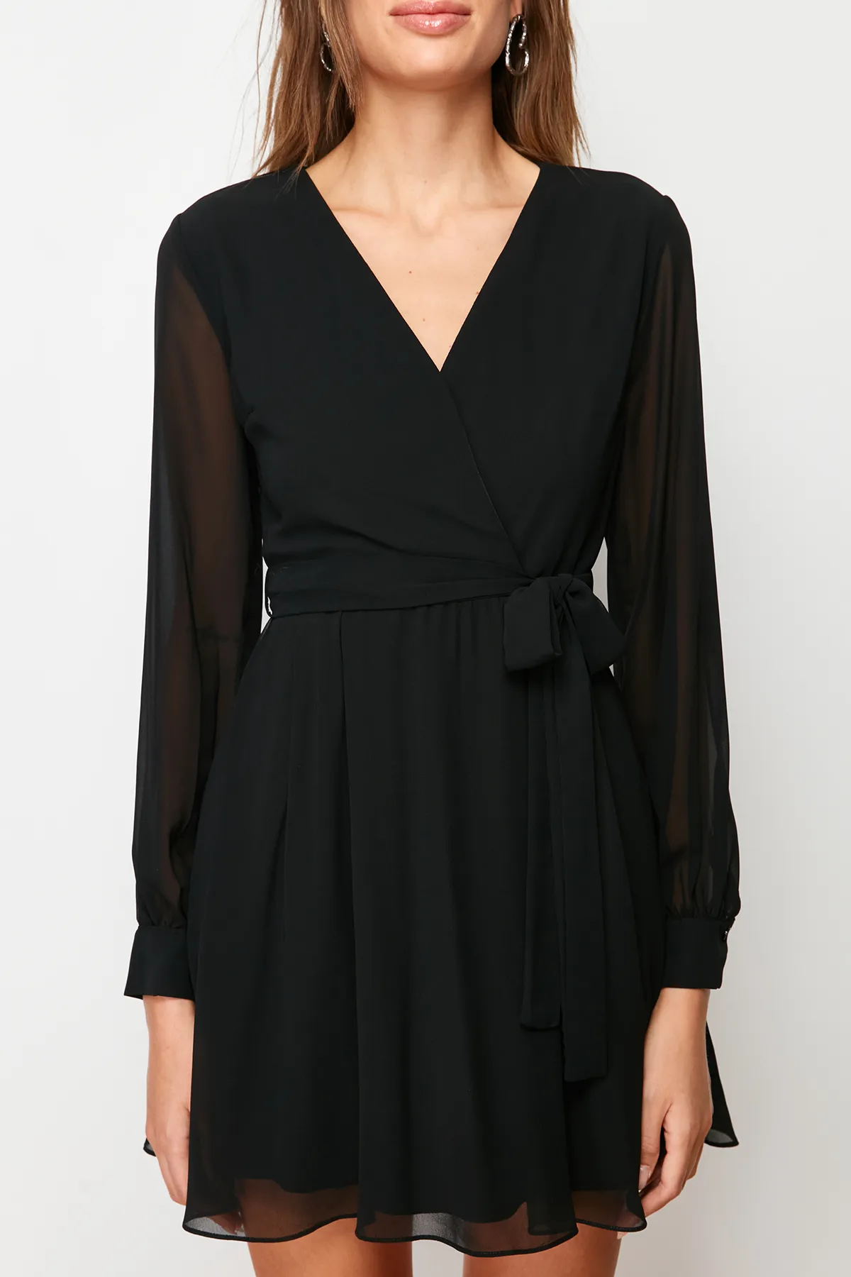 Trendyol Collection  Schwarzes Mini-Webkleid in A-Linie mit V-Ausschnitt TWOAW22EL0691