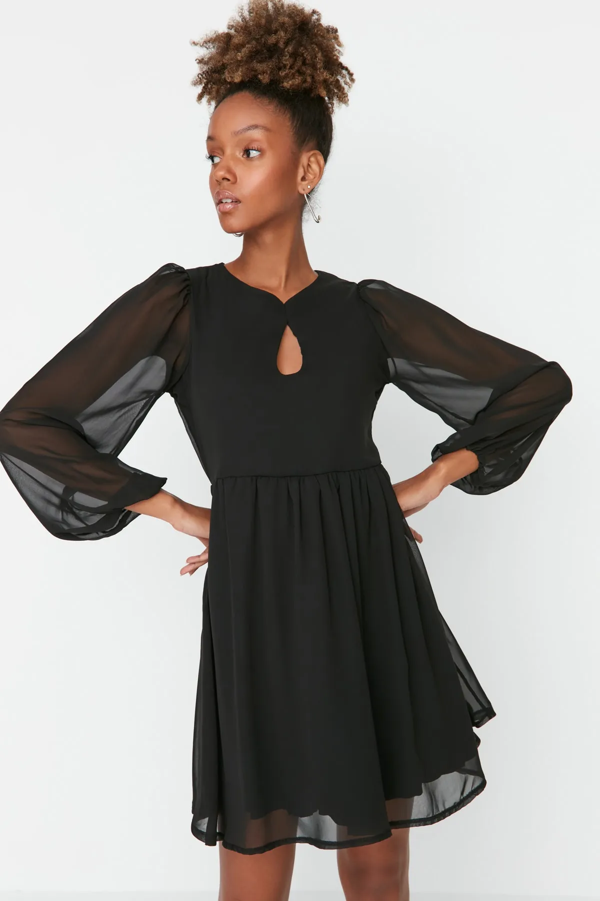 Trendyol Collection  Schwarzes Minikleid aus Chiffon mit Futter TWOAW23EL00846