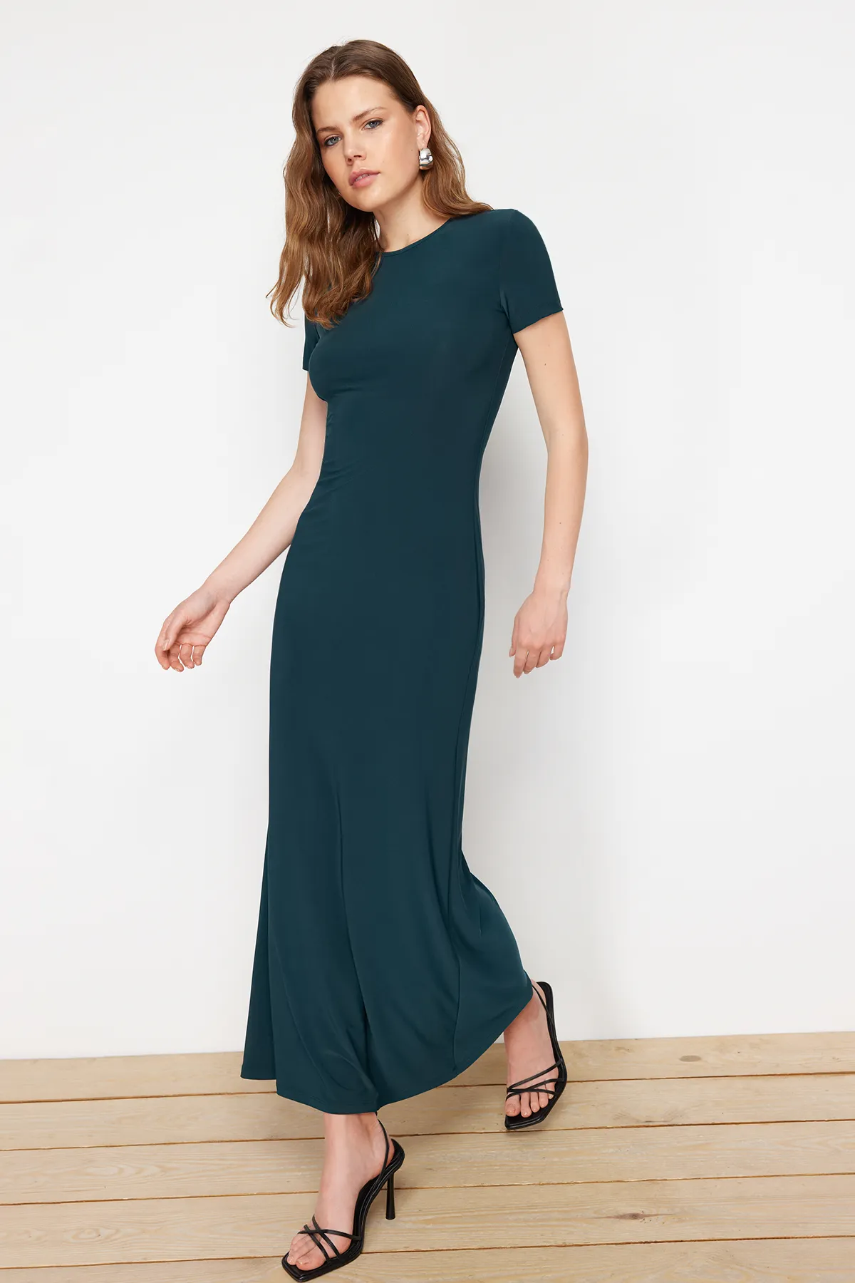 Trendyol Collection  Smaragdgrünes, kurzärmliges, tailliertes Rundhals-Maxi-Bleistiftkleid aus flexiblem Strick TWOSS24EL00097