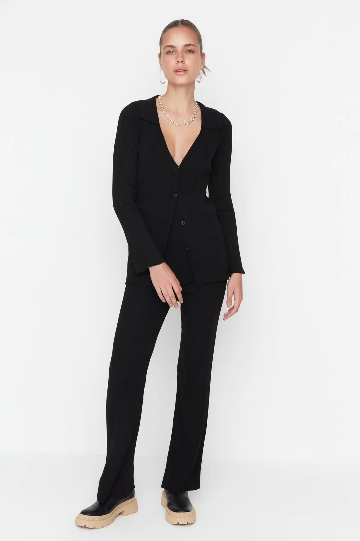 Trendyol Collection  Schwarzes Basic-Set aus Strickoberteil und -unterteil mit Polokragen TWOAW23AU00007