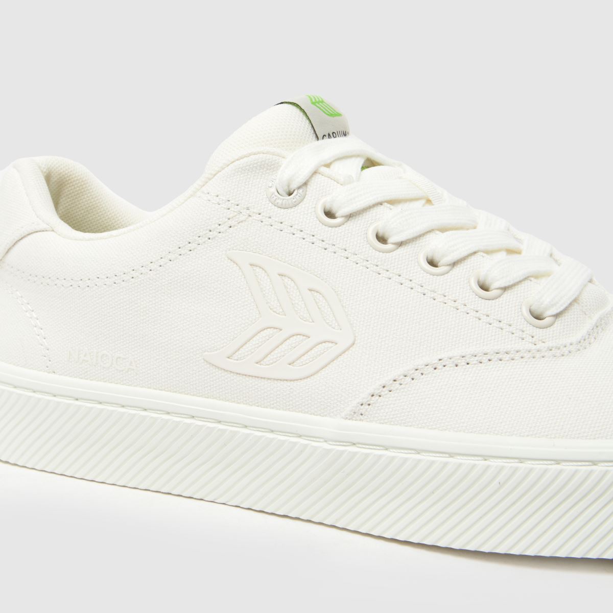 CARIUMA – Naioca-sneakers i benvitt
