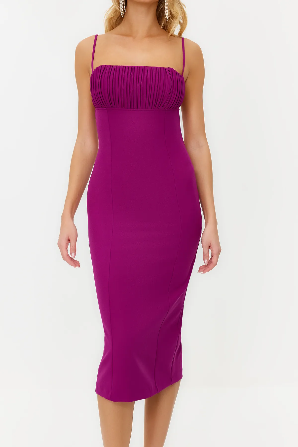 Trendyol Collection  Lila figurbetontes, gefüttertes Abendkleid aus Webstoff TPRSS22EL3197