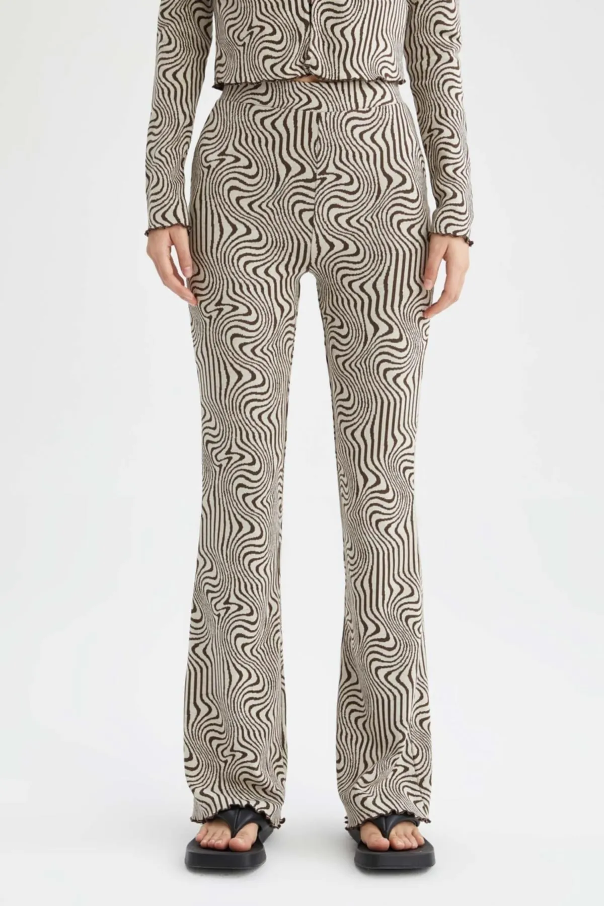 DeFacto  Gemusterte Slim-Fit-Hose mit weitem Bein