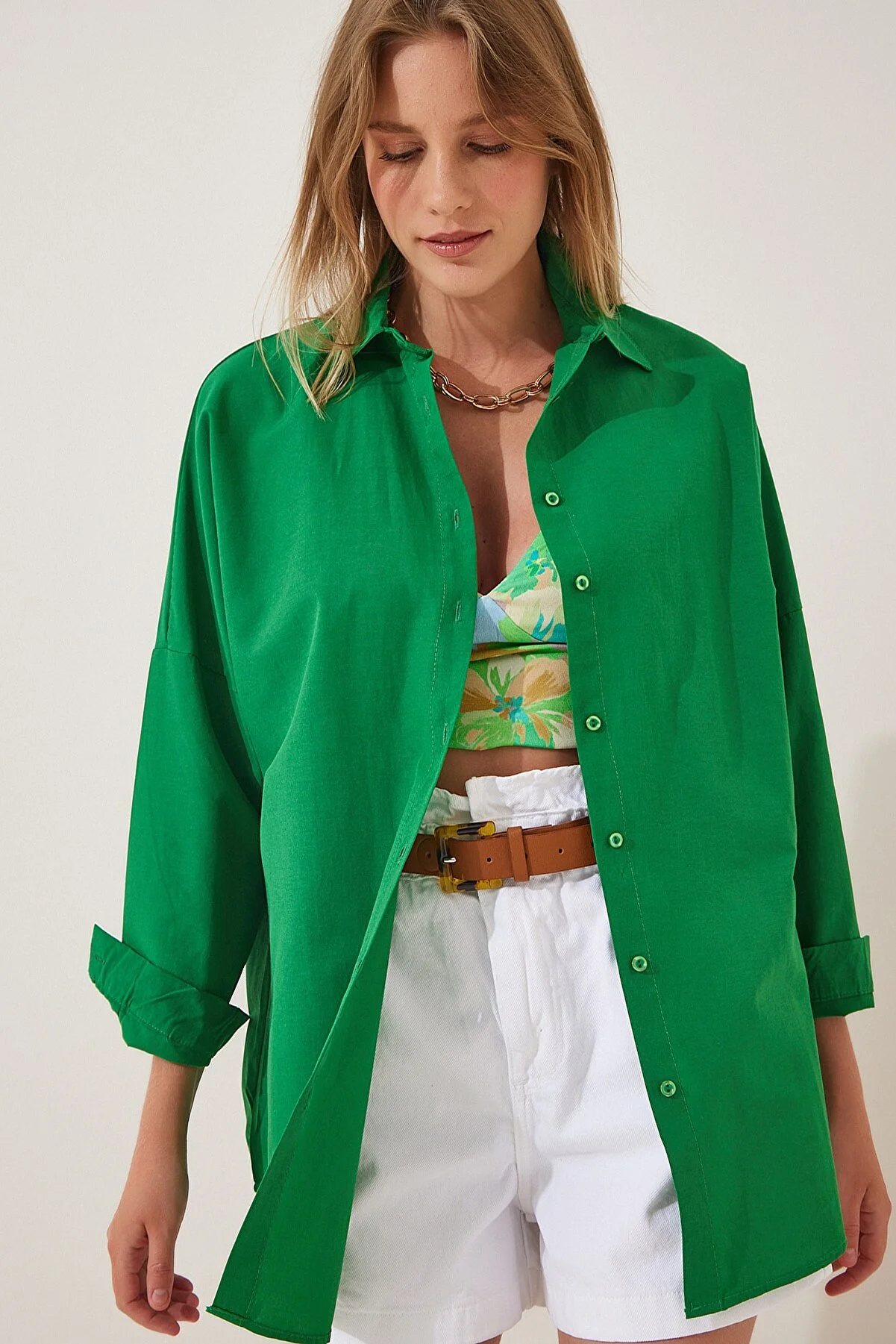Happiness İstanbul  Kräftiges grünes Oversize-Lang-Basic-Shirt für Damen DD00842
