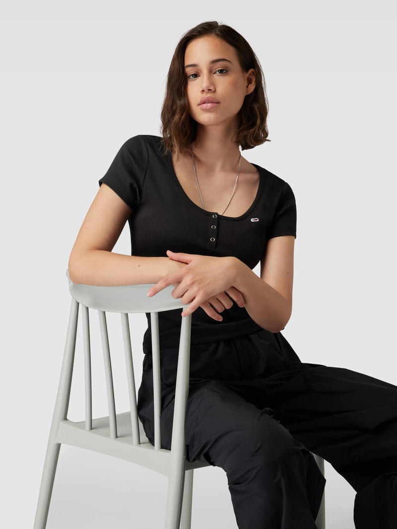 T-Shirt mit kurzer Knopfleiste in schwarz