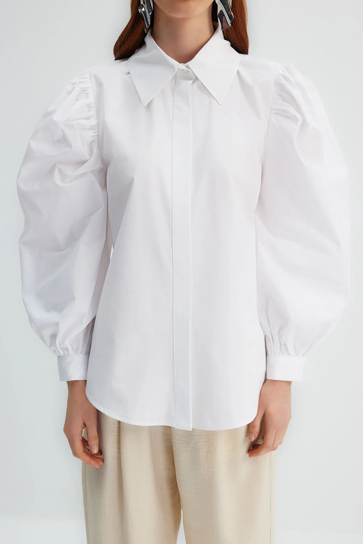 Trendyol Modest  X Kevser Sarıoglu Weißes Hemd mit großem Kragen und Ballonärmeln aus 100 % gewebter Baumwollpopeline TCLSS23TG00008