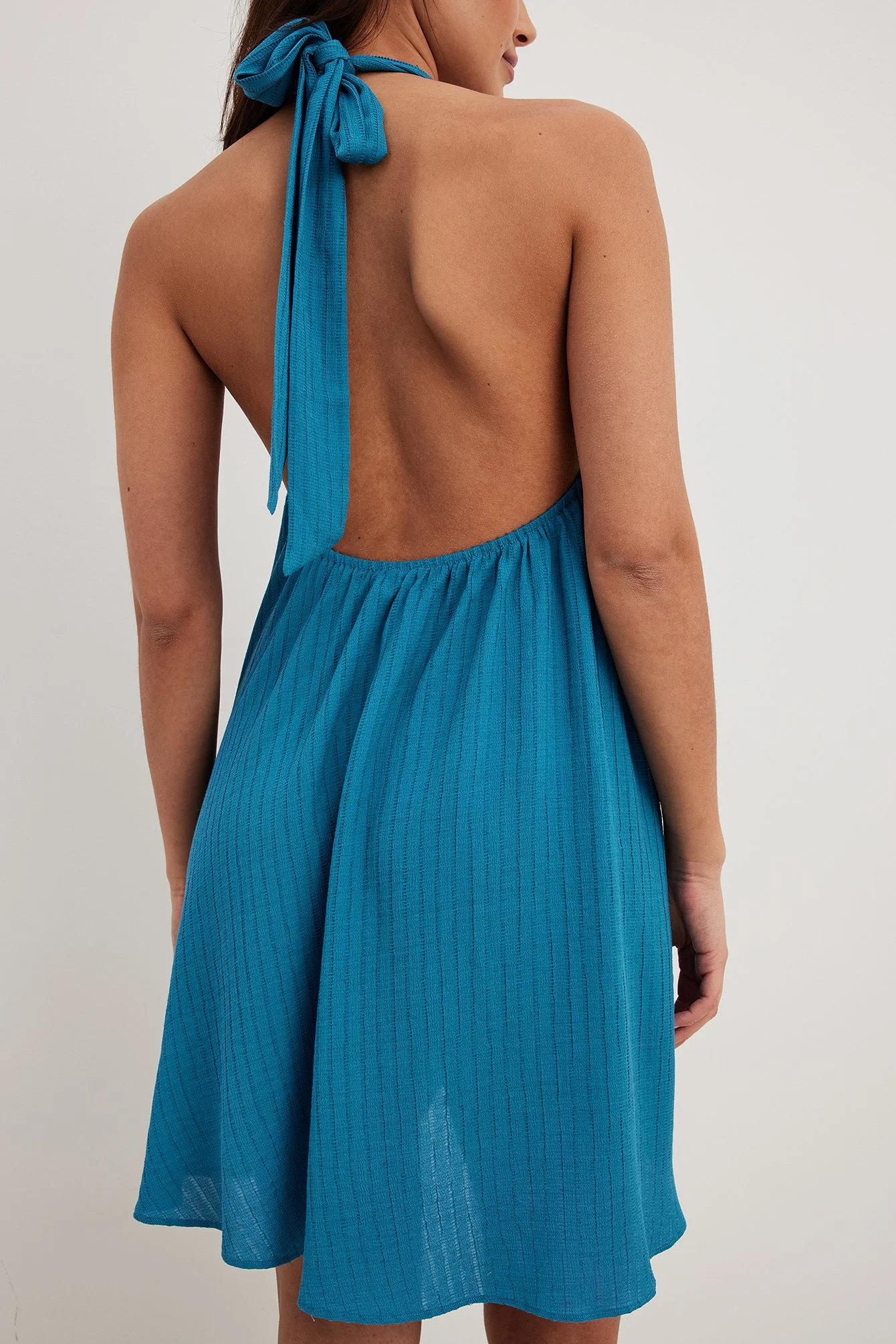 Strukturiertes Minikleid mit Neckholder