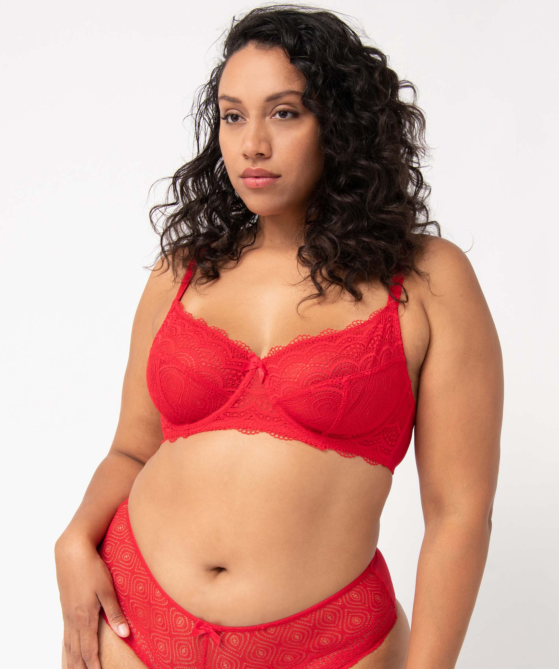 Soutien-gorge emboitant grande taille à armatures en dentelle rouge | GEMO