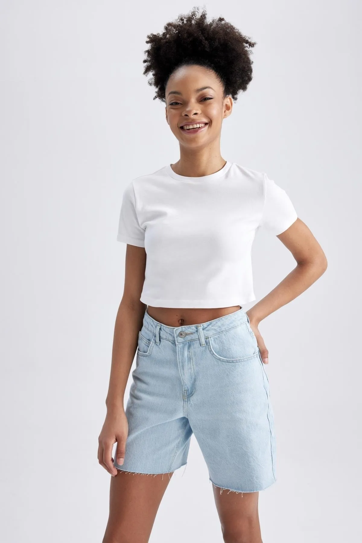 DeFacto  Jeans mit normaler Taille und abgeschnittenem Beinende, 100 % Baumwolle, Bermuda A2684ax23sm