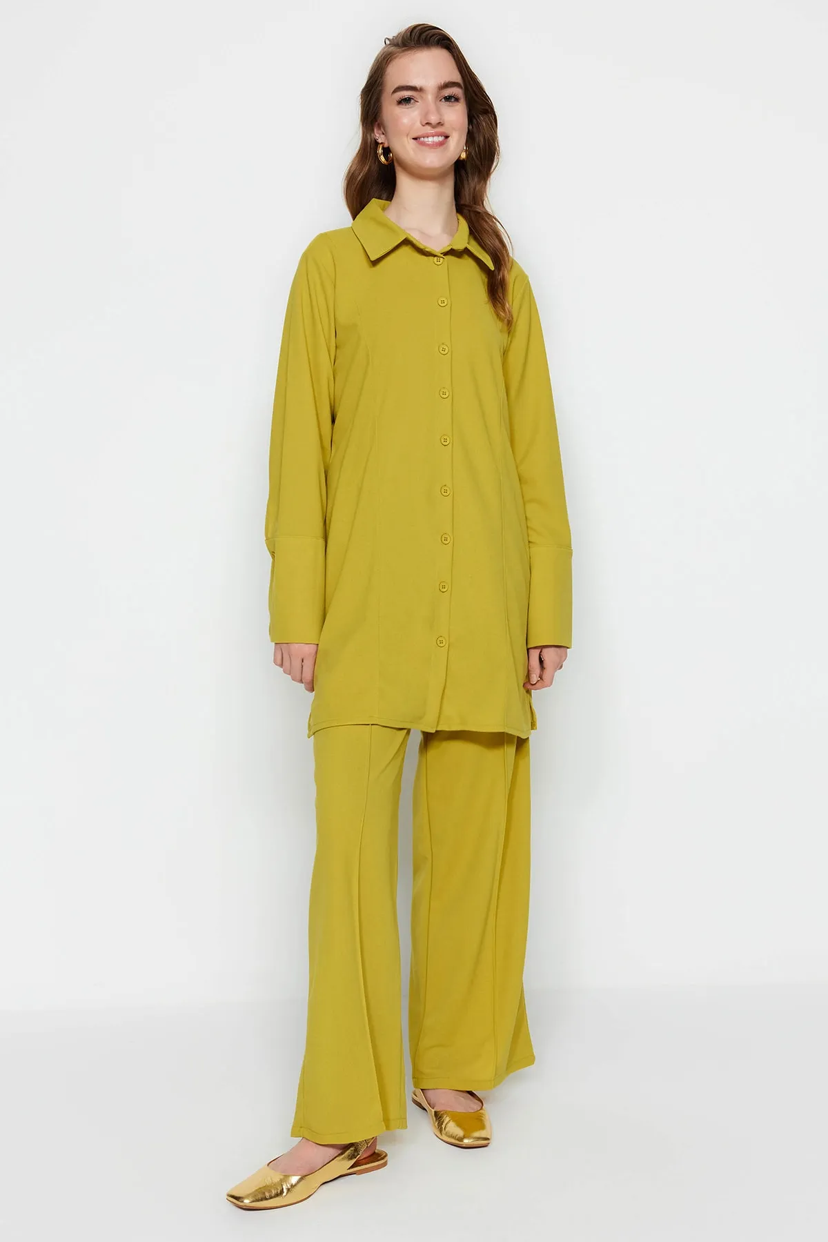 Trendyol Modest  Senfgelbes Hemd-Hosen-Set aus gewebtem Krepp TCTSS23US00060