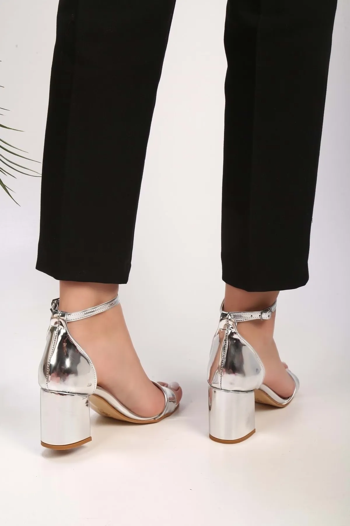 Shoeberry  Vivian Silver Mirrored-Einzelriemen-Absatzschuhe für Damen
