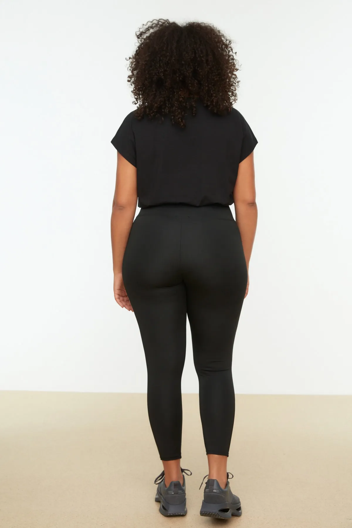 Trendyol Curve  Schwarze gestrickte Sportstrumpfhose mit Raffung TBSSS22TY0020