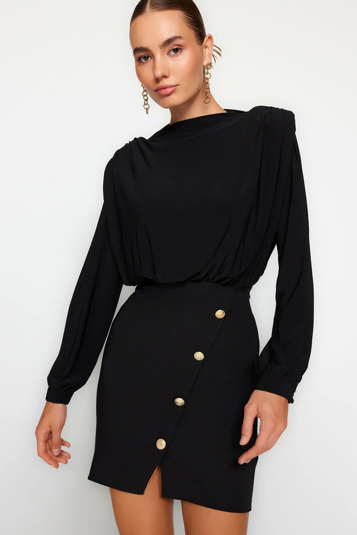 Trendyol Collection  Schwarzes, figurbetontes, wattiertes, gewebtes Kleid mit Knöpfen TWOAW24EL00483