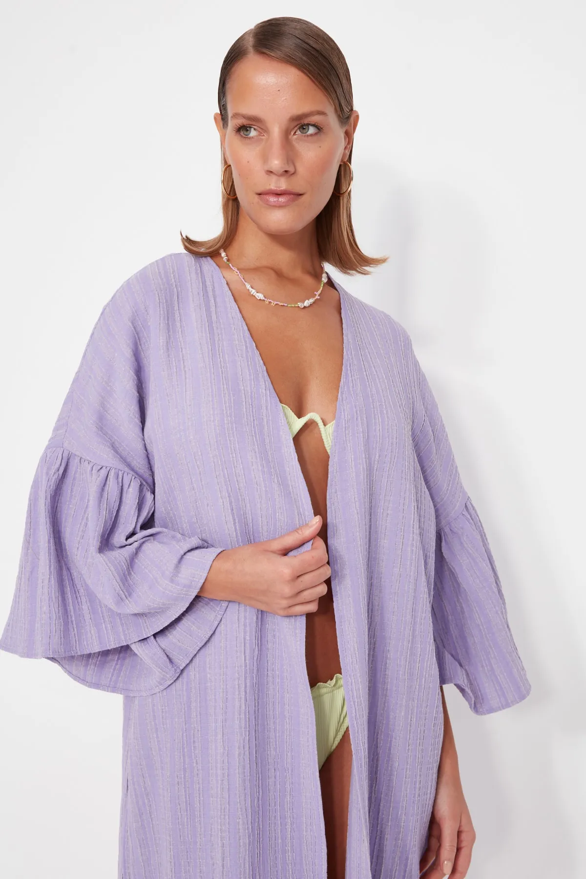Trendyol Collection  Lilafarbener Maxi-Kimono und Kaftan aus Strick mit Volant und Gürtel TBESS23KM00028