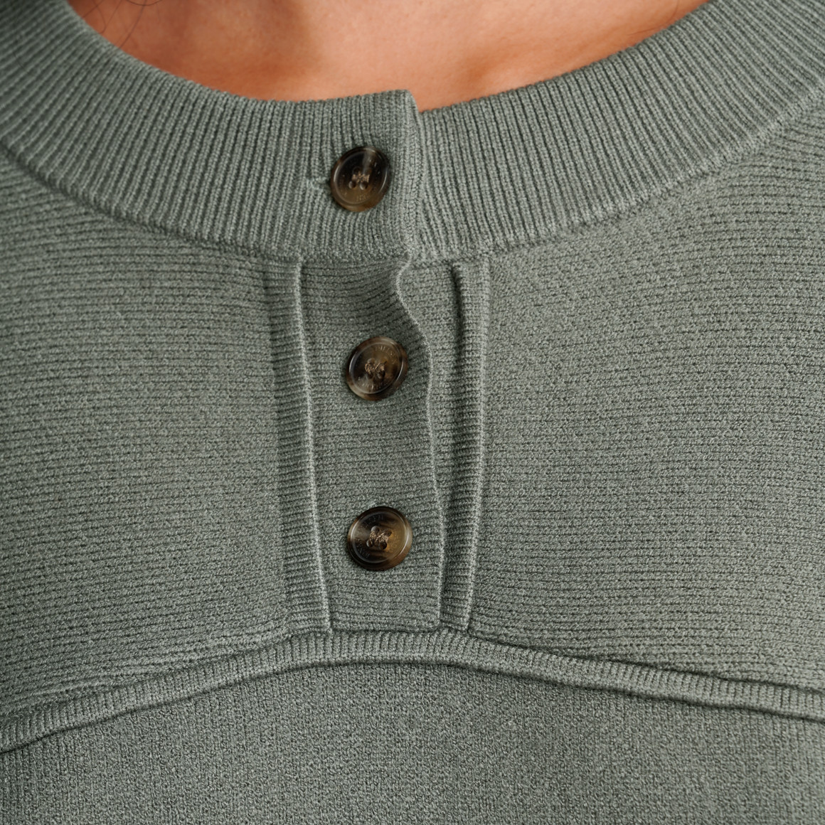 Damen Pullover mit kurzer Knopfleiste