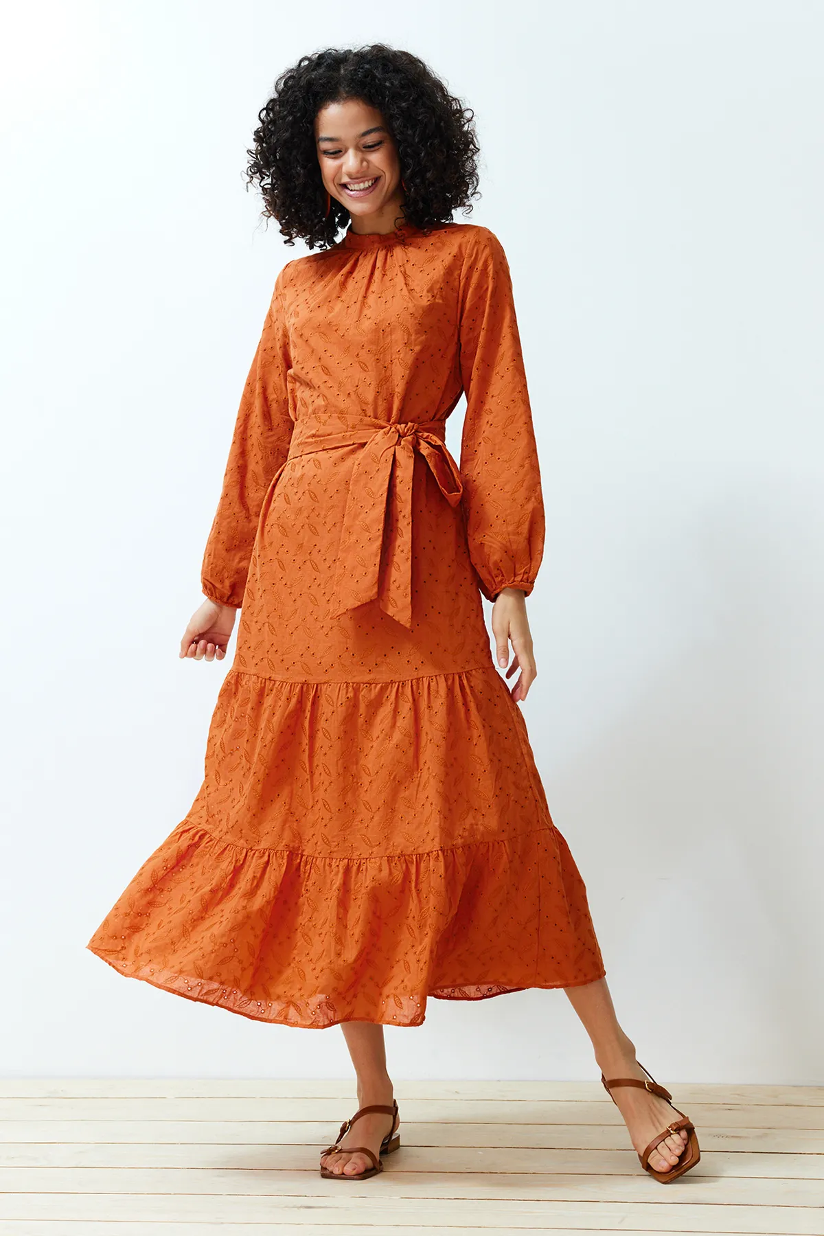 Trendyol Modest  Zimtfarbenes, gewebtes Kleid mit Stehkragen, Stickerei und Spitzenfutter TCTSS24EB00053