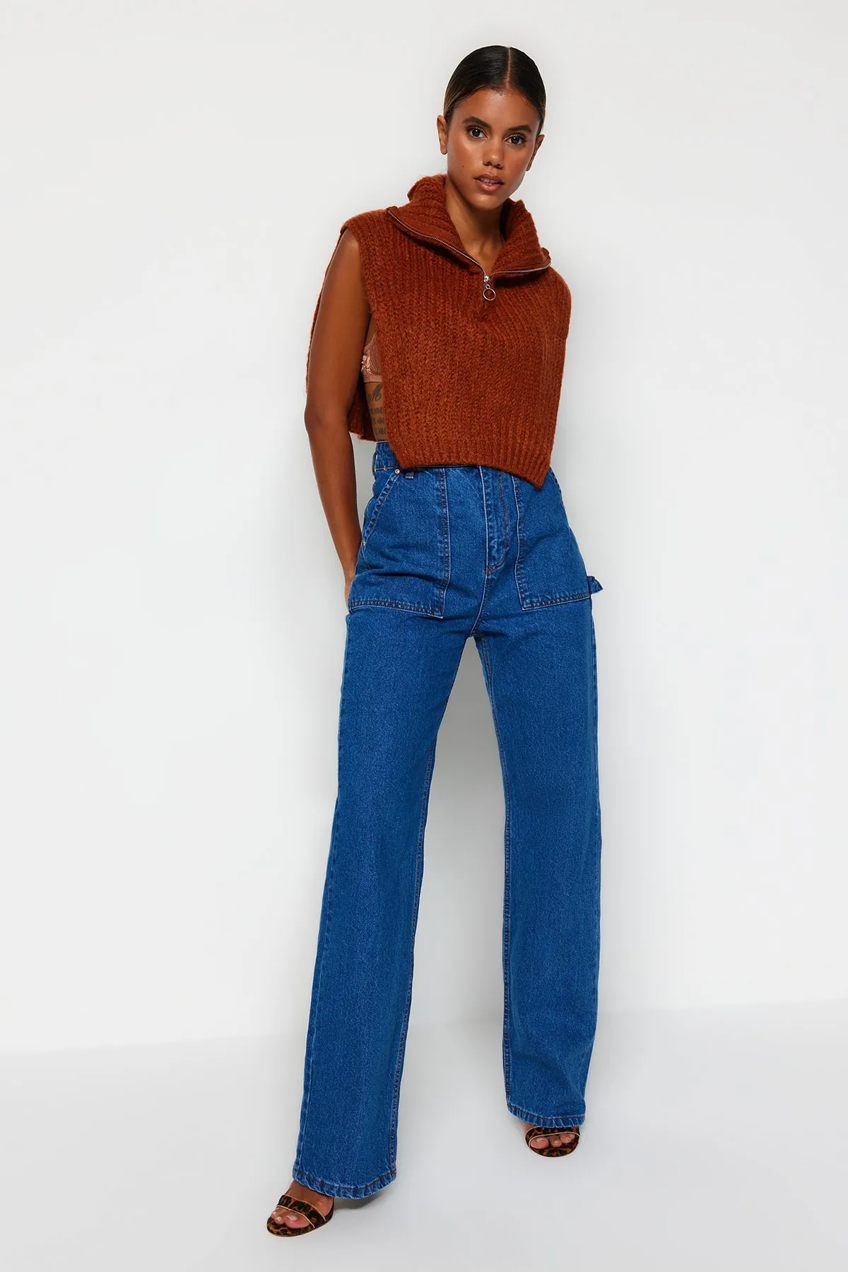 Trendyol Collection  Blaue Jeans mit hoher Taille und weitem Bein und Taschendetail TWOAW22JE0595