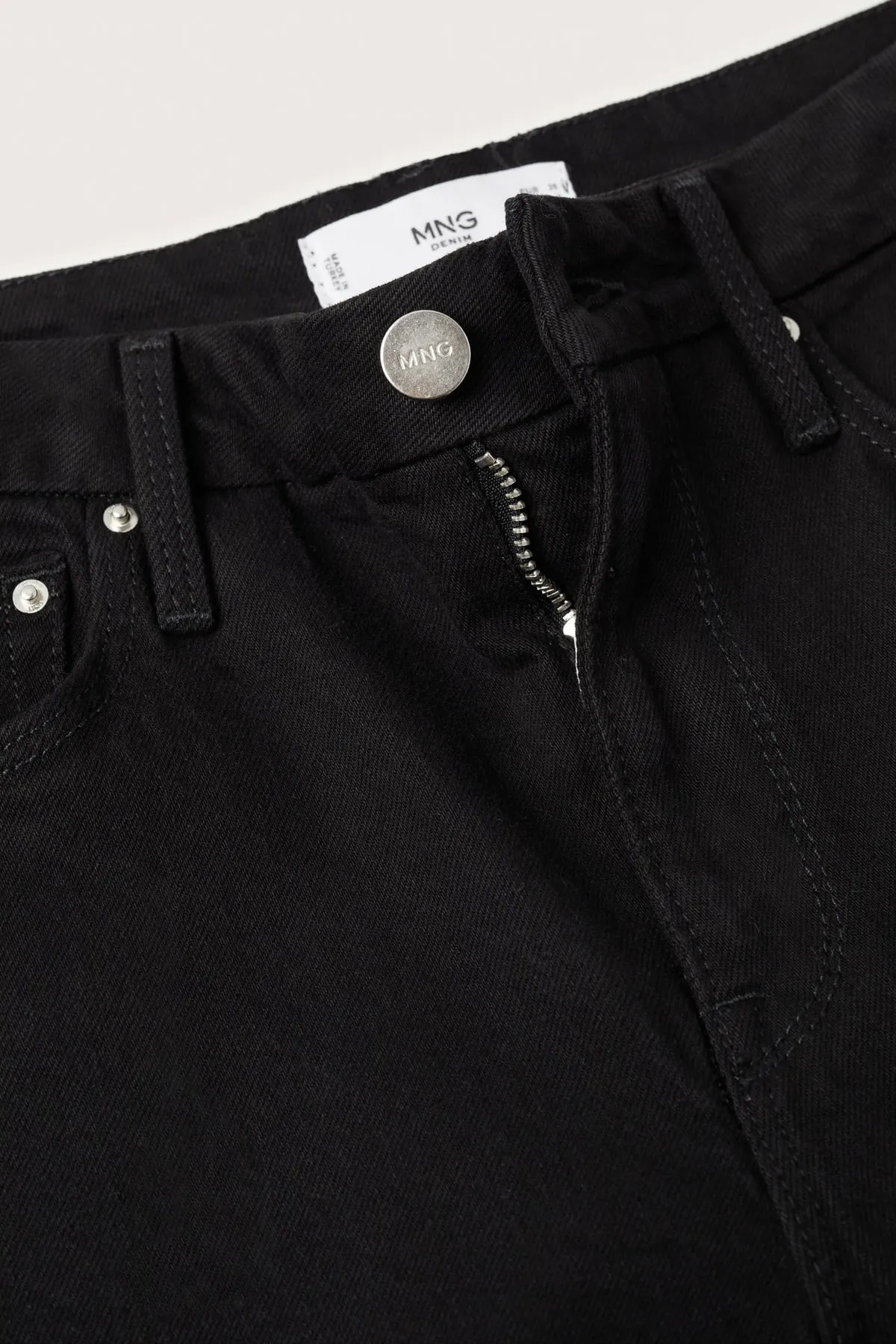 MANGO  Damenjeans aus schwarzem Denim 27003278