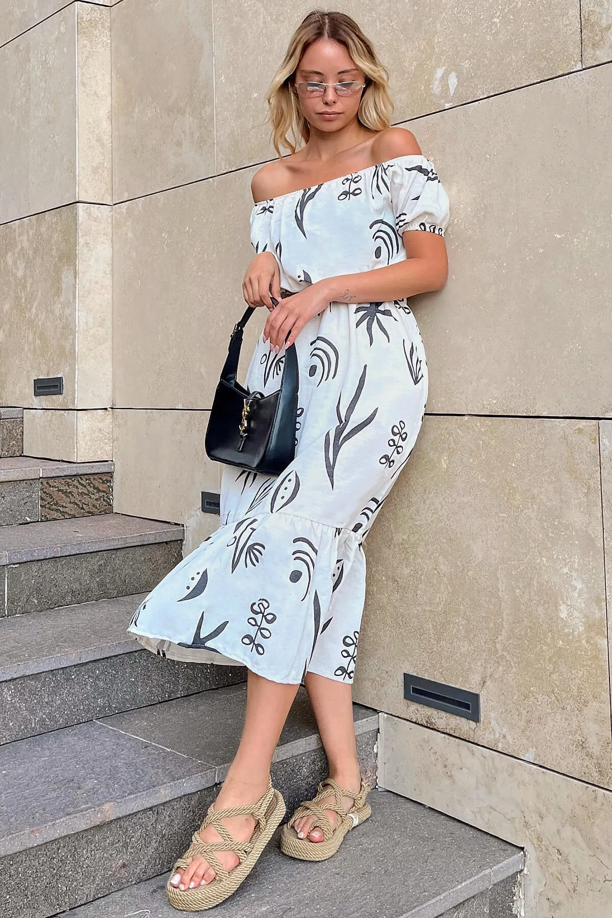 Swist  Schwarzes Damenkleid aus Leinen mit Wassermelonenärmeln und Blumenmuster