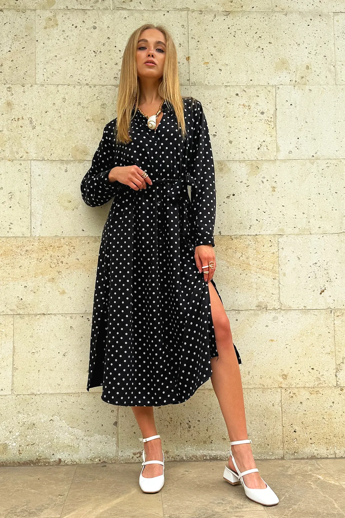 Trend Alaçatı Stili  Schwarzes, gepunktetes, gewebtes Viscon-Hemdkleid für Damen ALC-X6247