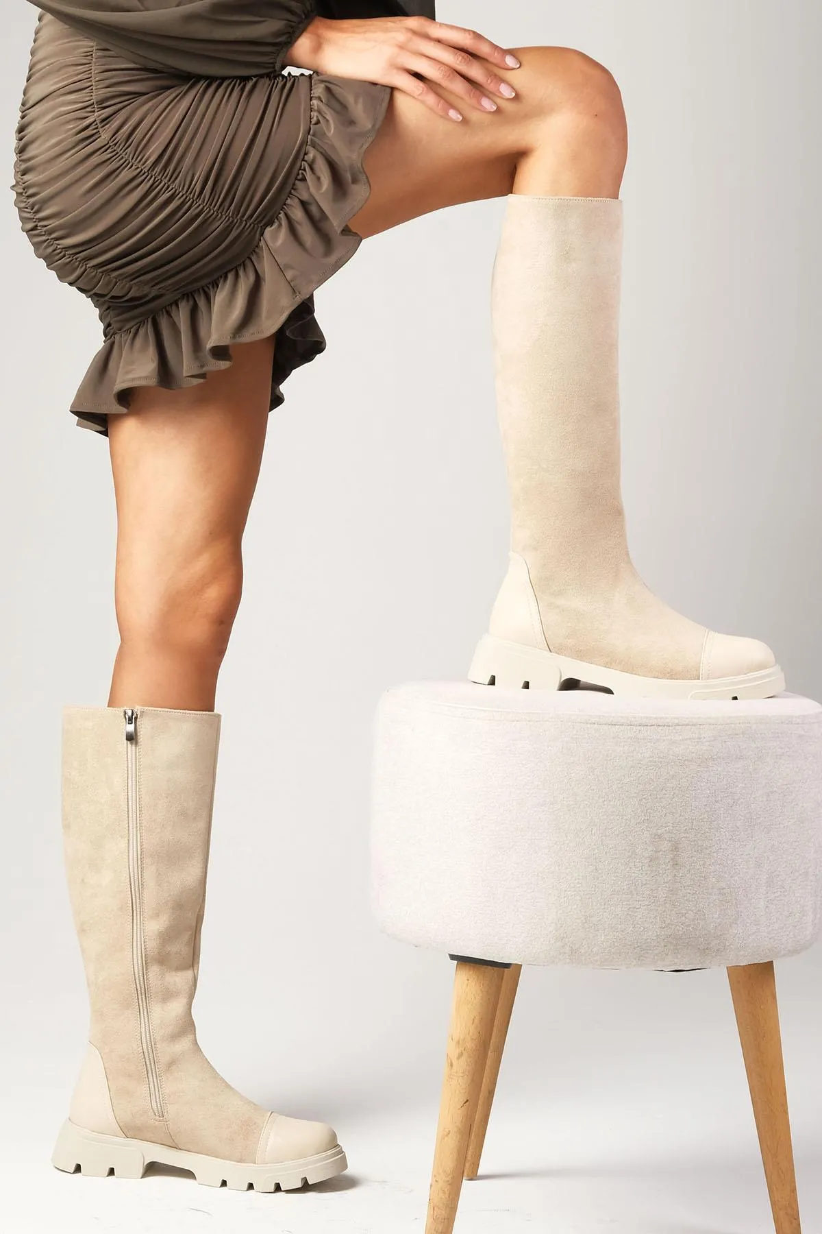 Mio Gusto  Beigefarbene Damenstiefel aus Wildleder mit seitlichem Reißverschluss und dicken Sohlen