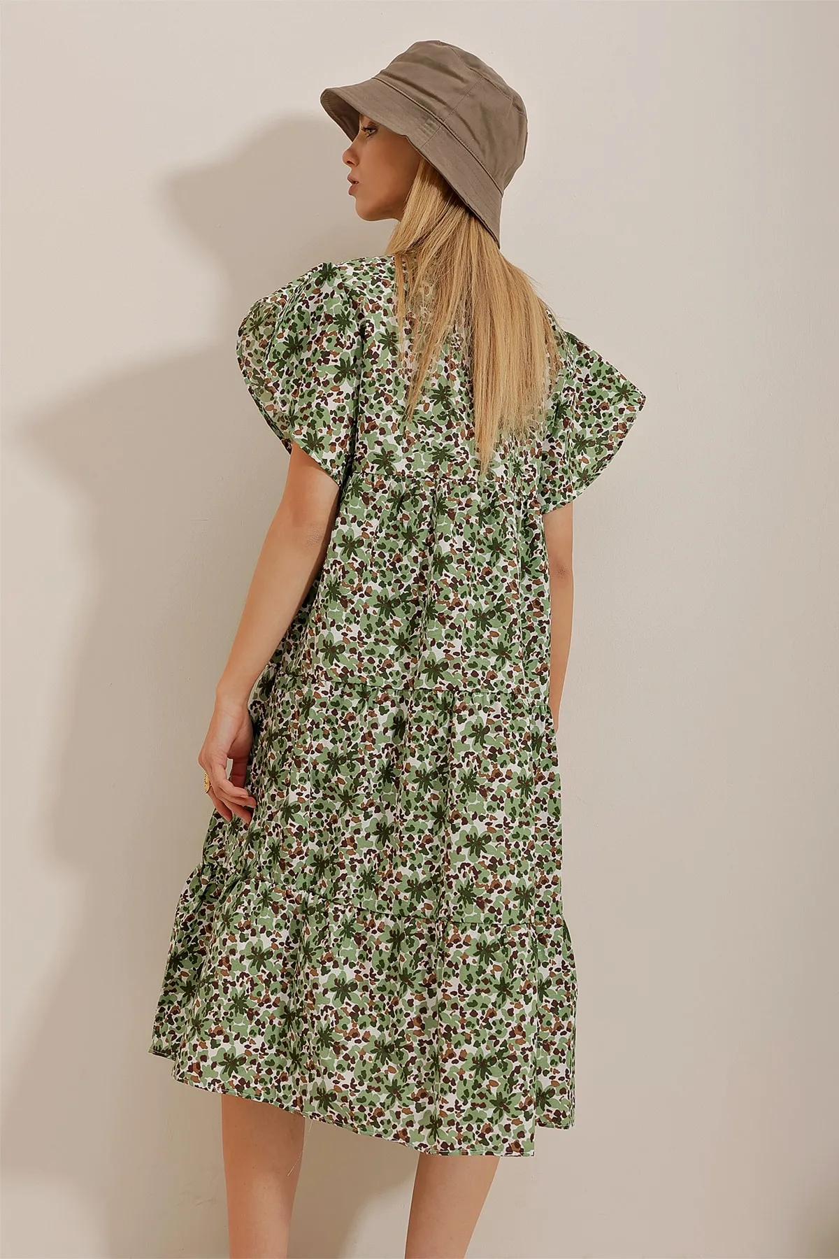 Trend Alaçatı Stili  Damen-Popelinekleid mit Rundhalsausschnitt, Volant und Blumenmuster in Khaki ALC-X10241